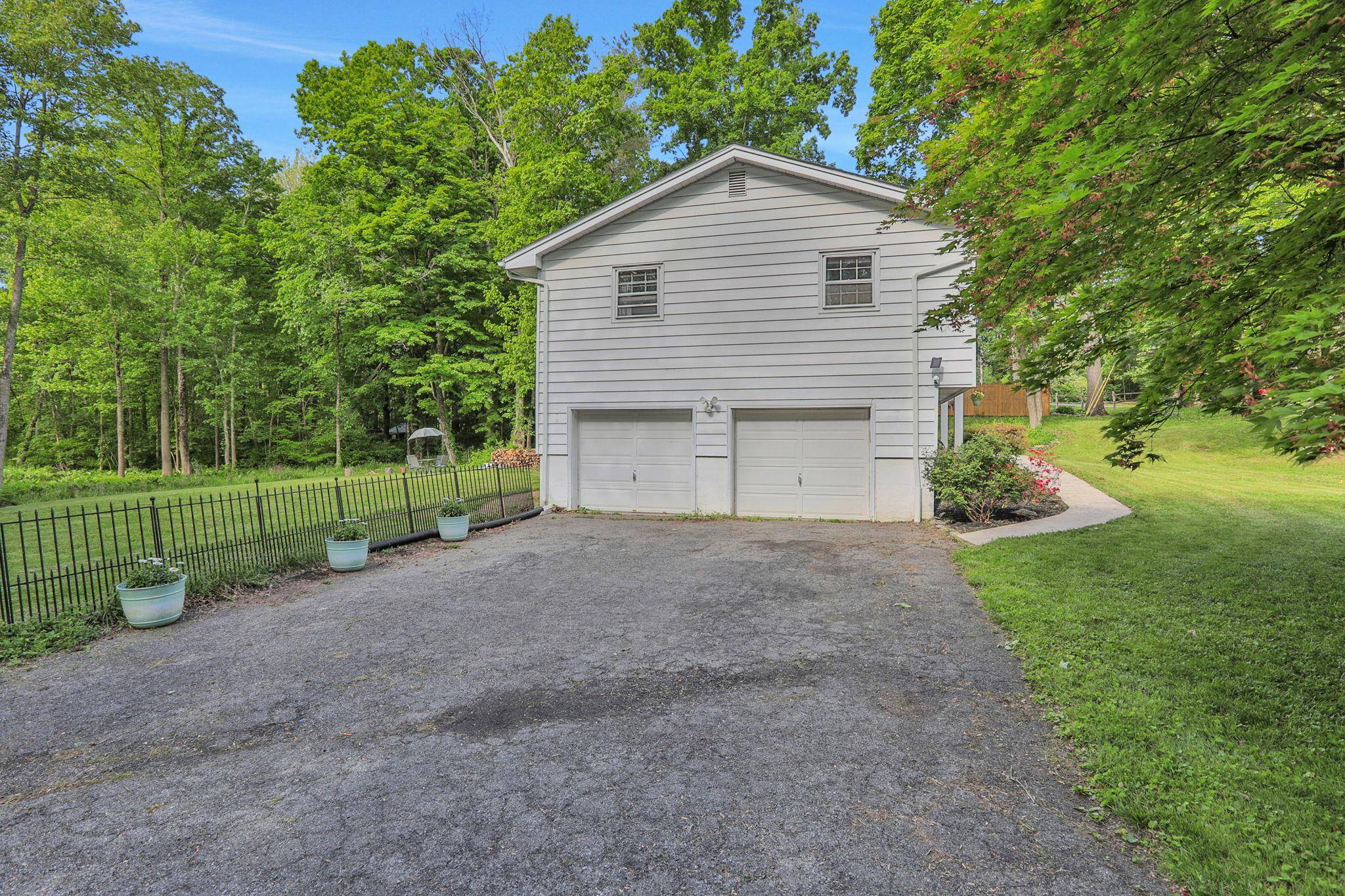 Hyde Park, NY 12538,33 Greentree DR