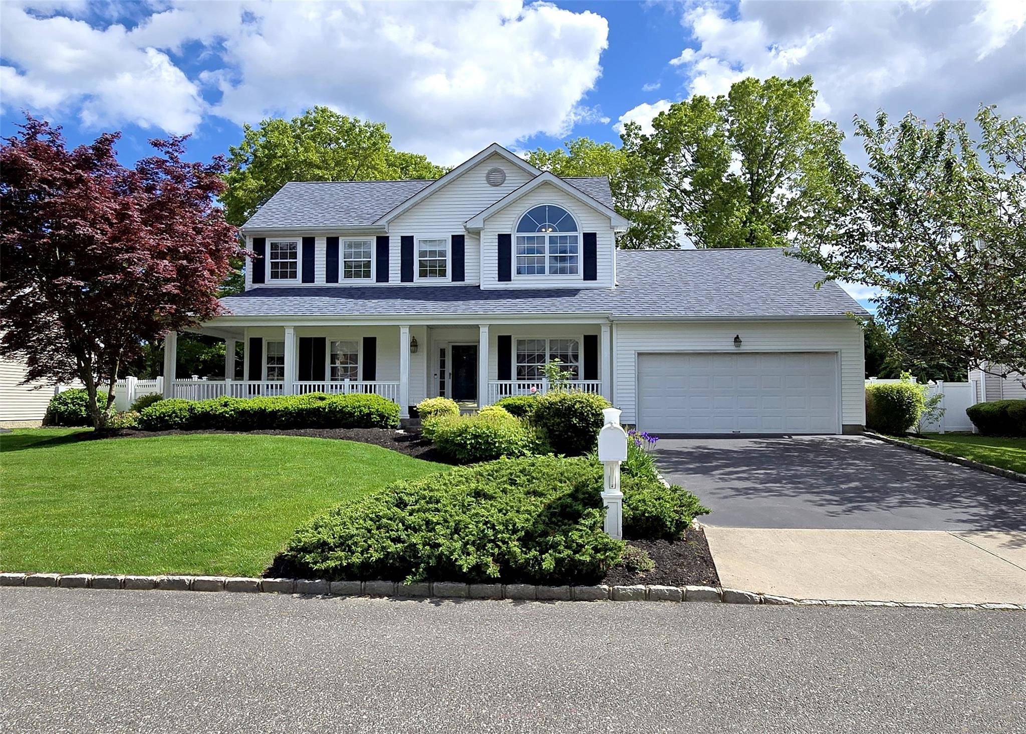 Holtsville, NY 11742,52 Summerfield DR