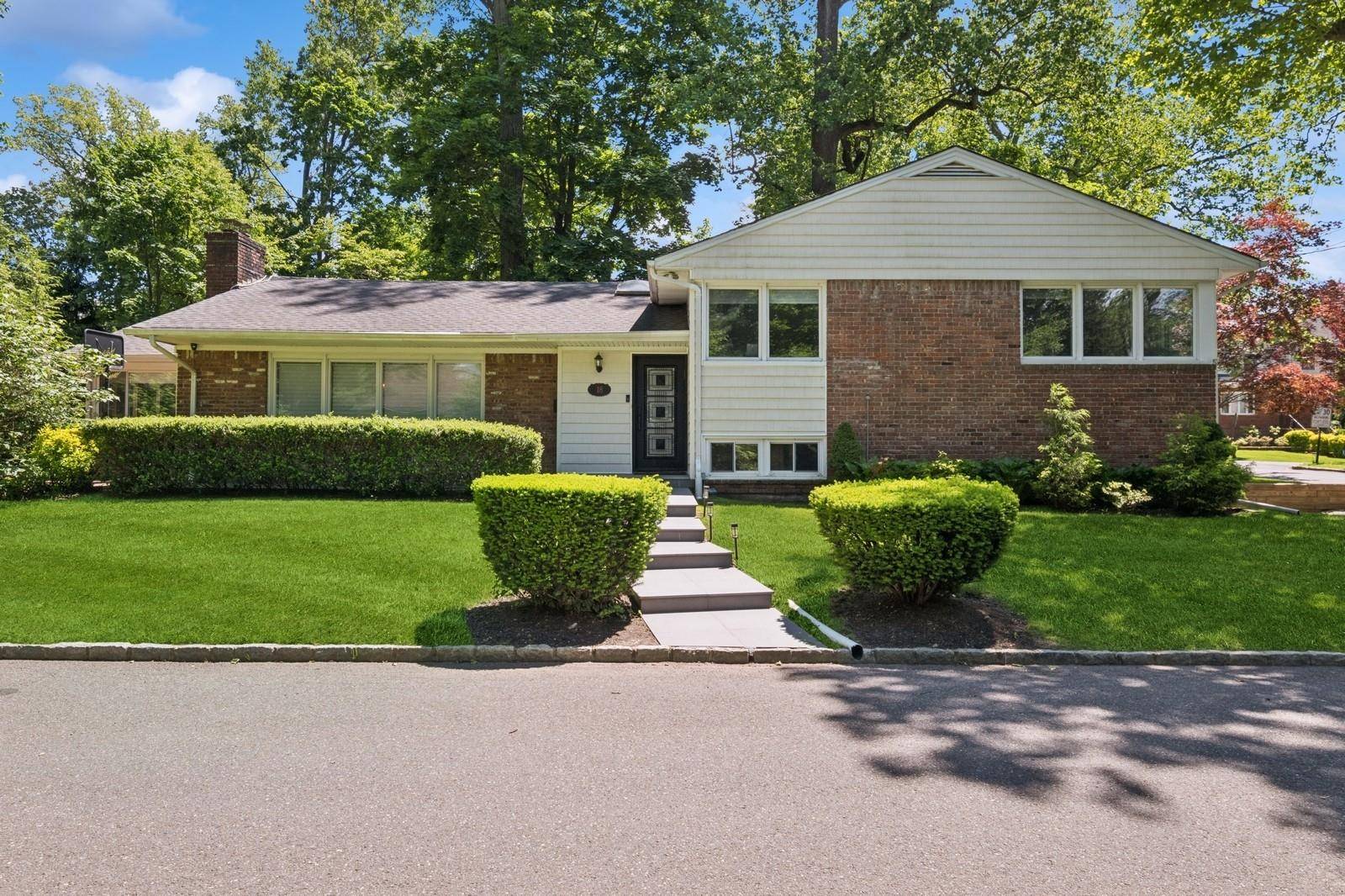 Kings Point, NY 11024,18 Woodcrest RD