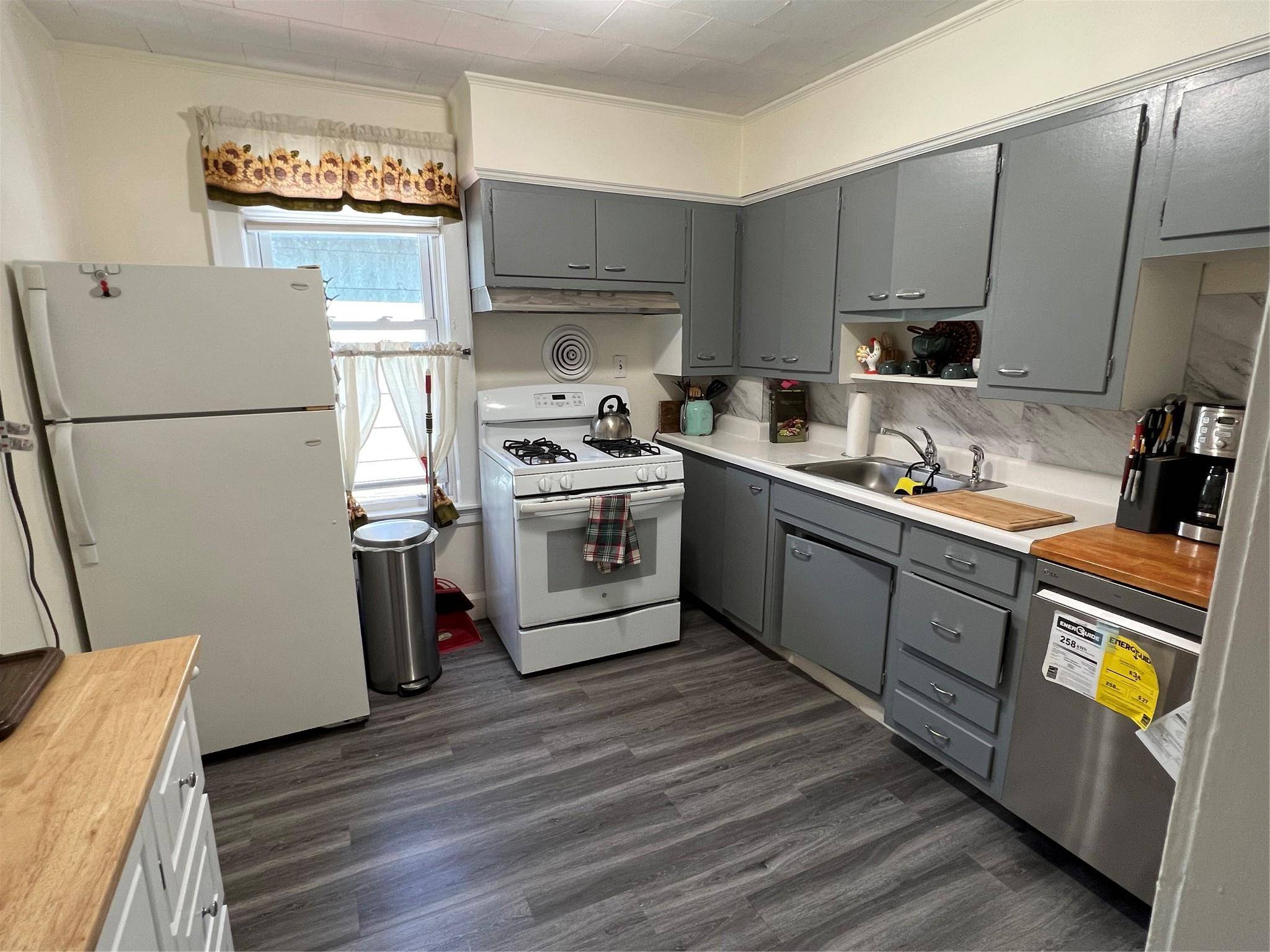 Flushing, NY 11358,159-14 43rd AVE #2