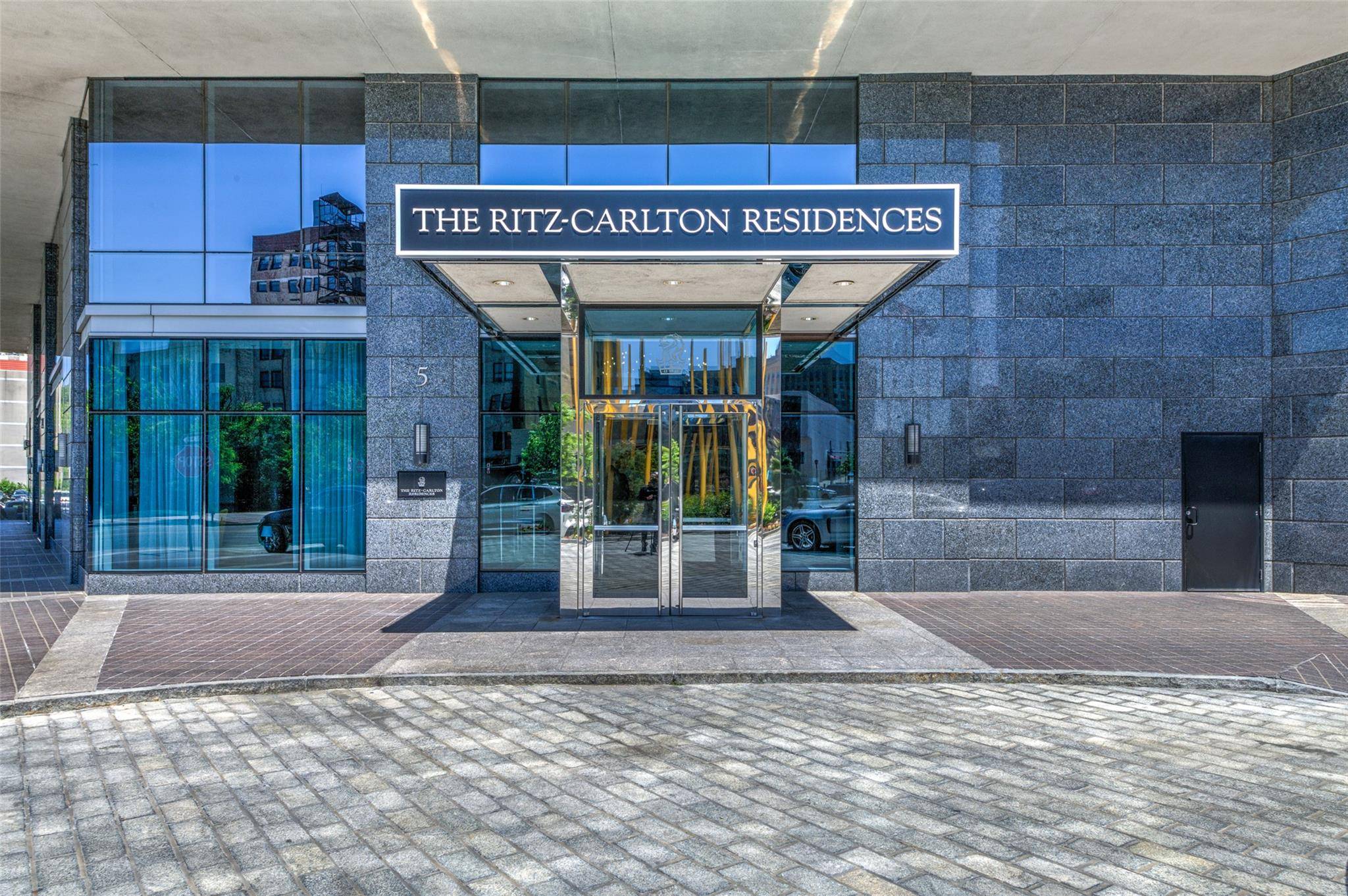 White Plains, NY 10601,5 Renaissance SQ #17B