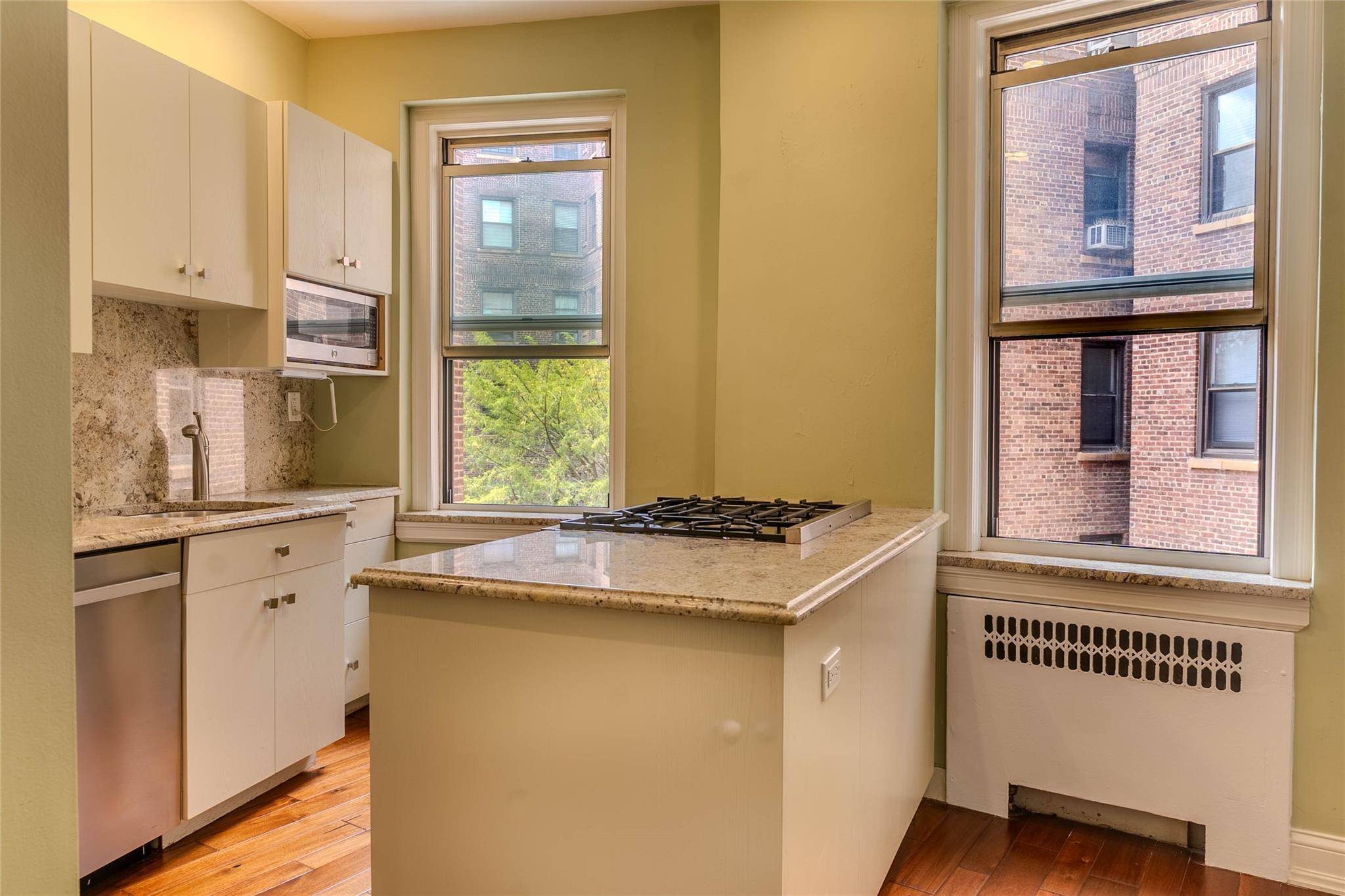 Great Neck, NY 11021,8 Barstow RD #4F