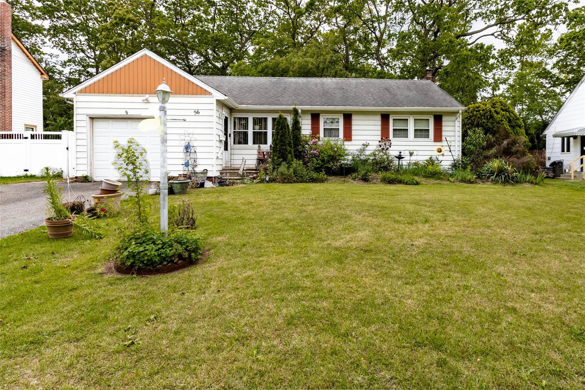 North Babylon, NY 11703,56 Magro DR
