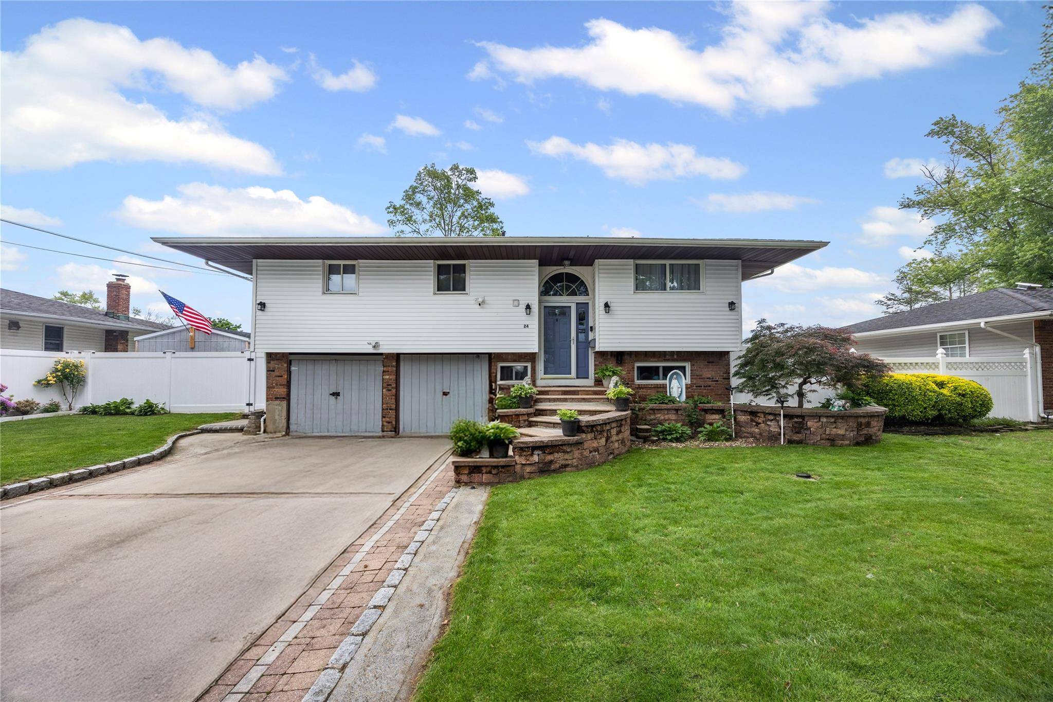 Commack, NY 11725,24 Sugarwood LN