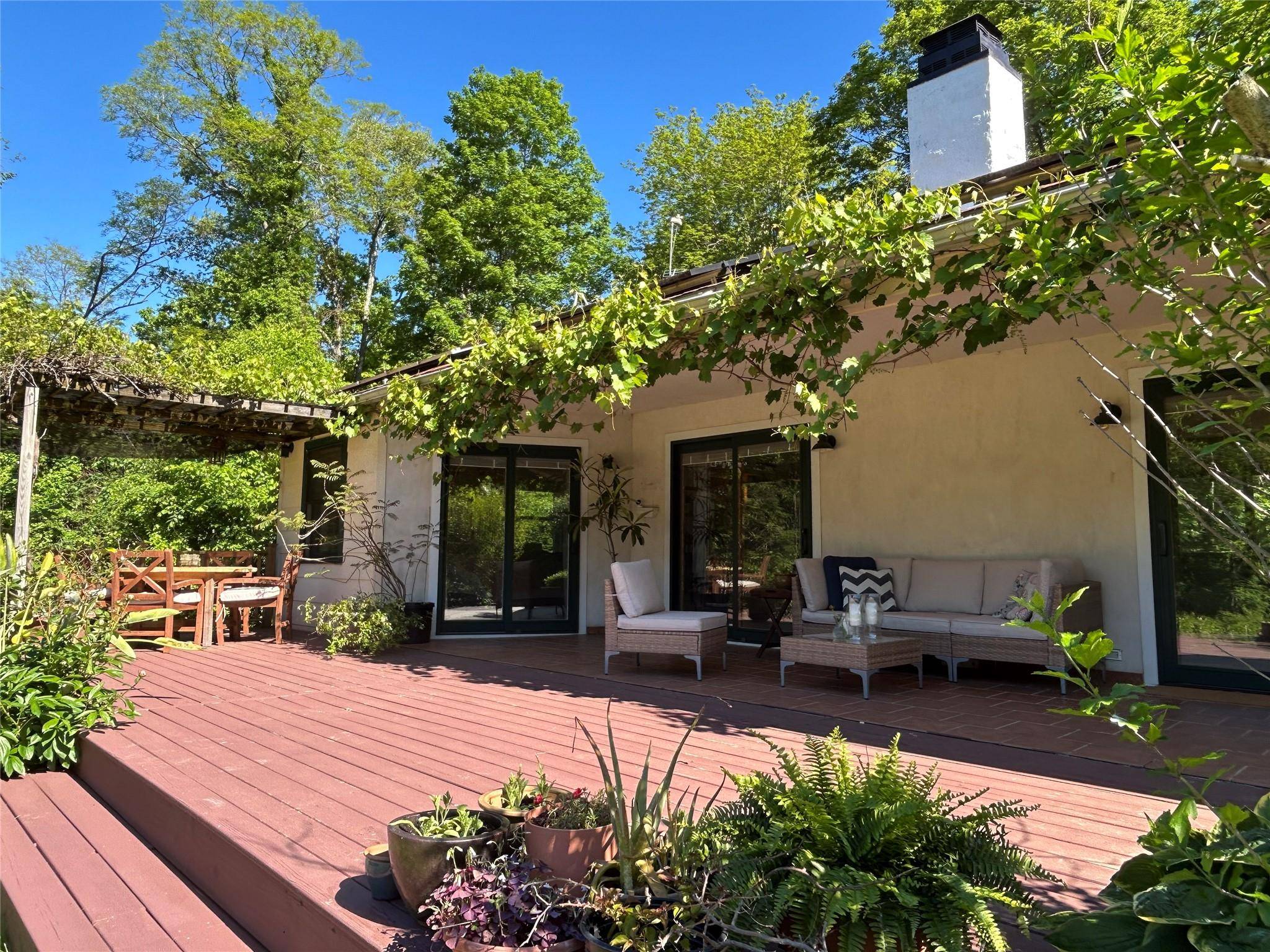 Rhinebeck, NY 12572,325 Metzger RD