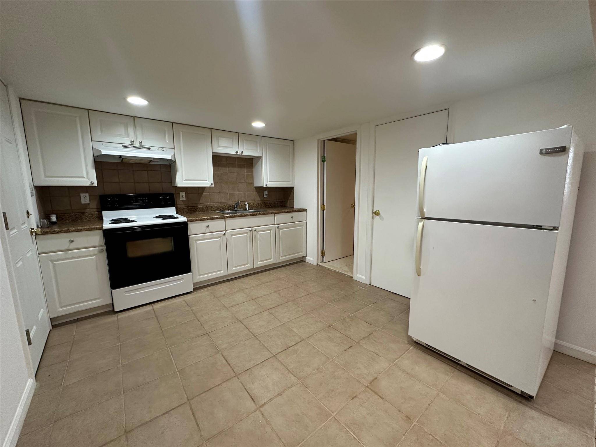 Centereach, NY 11720,75 Hammond LN