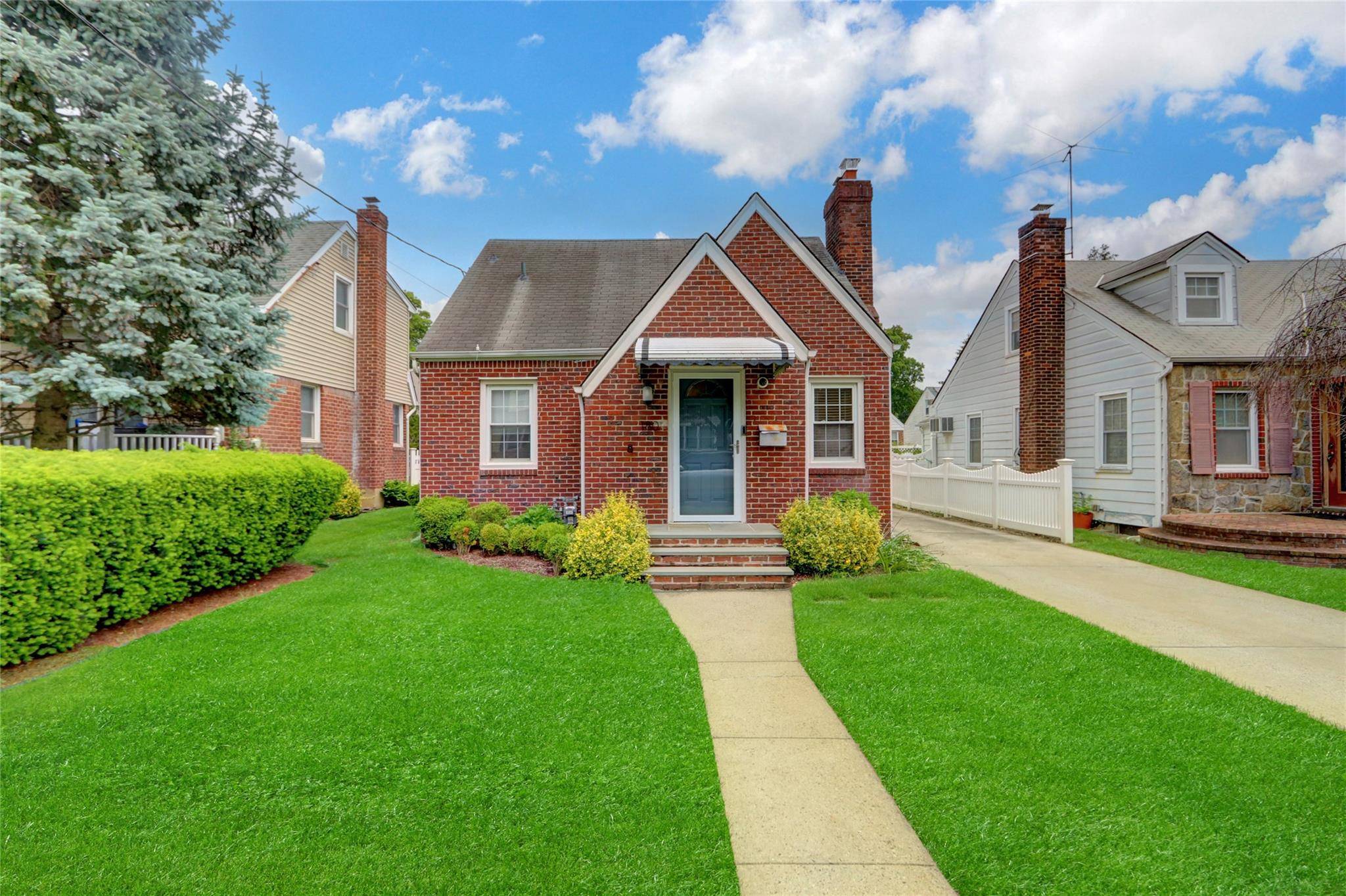 Mineola, NY 11501,180 Beebe RD