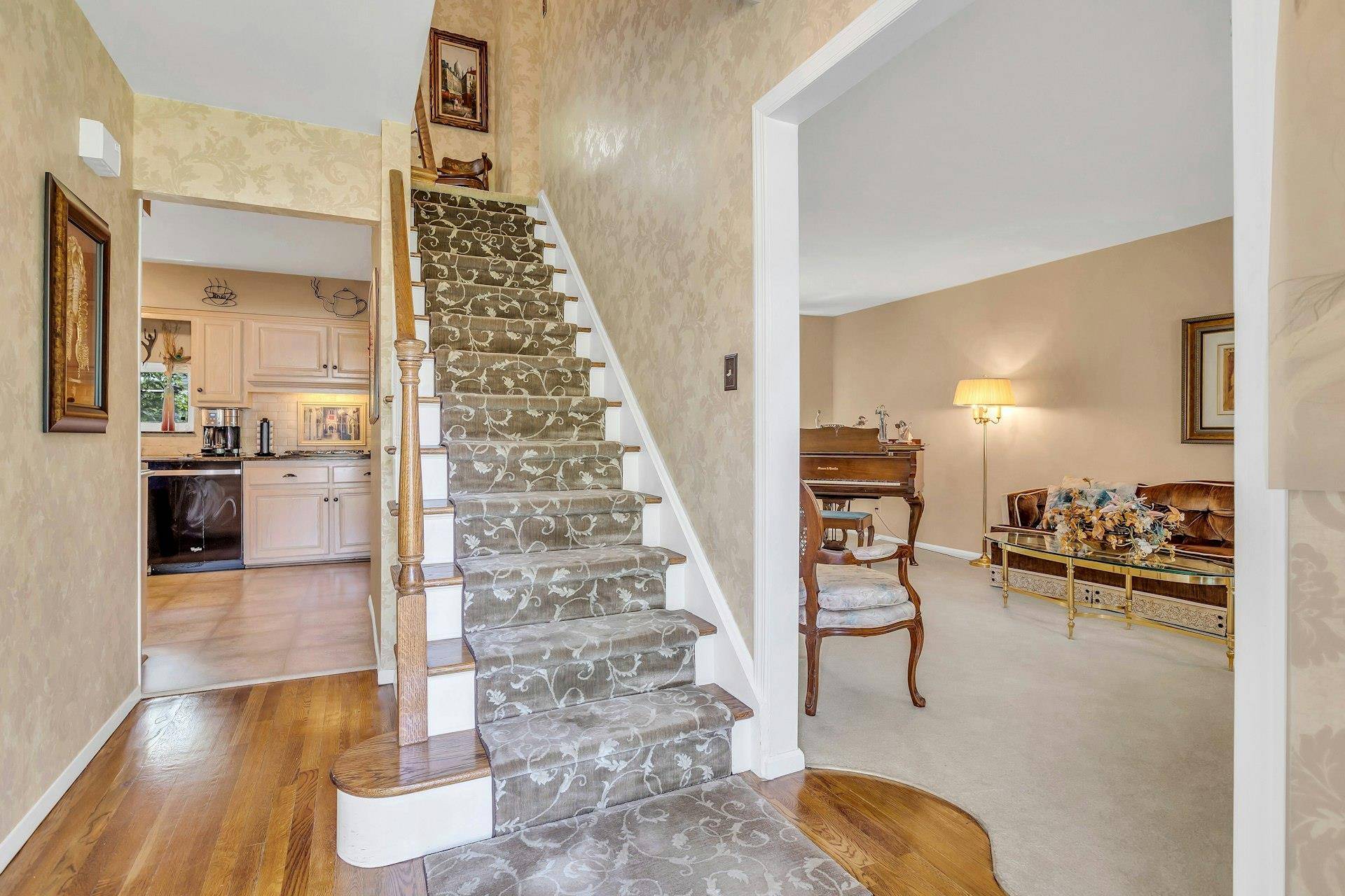 Plainview, NY 11803,28 Bradford RD
