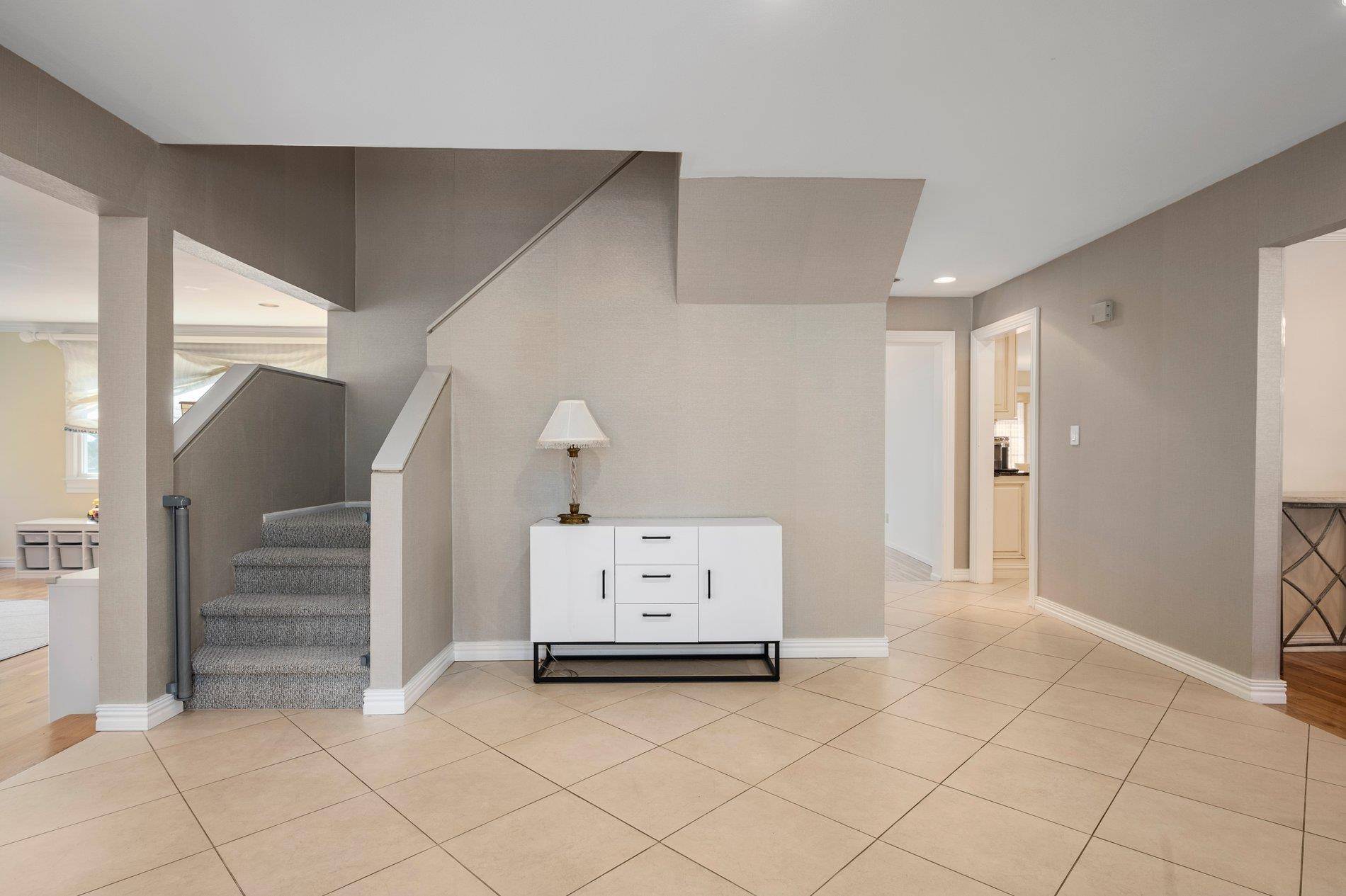 East Hills, NY 11576,82 Woods DR