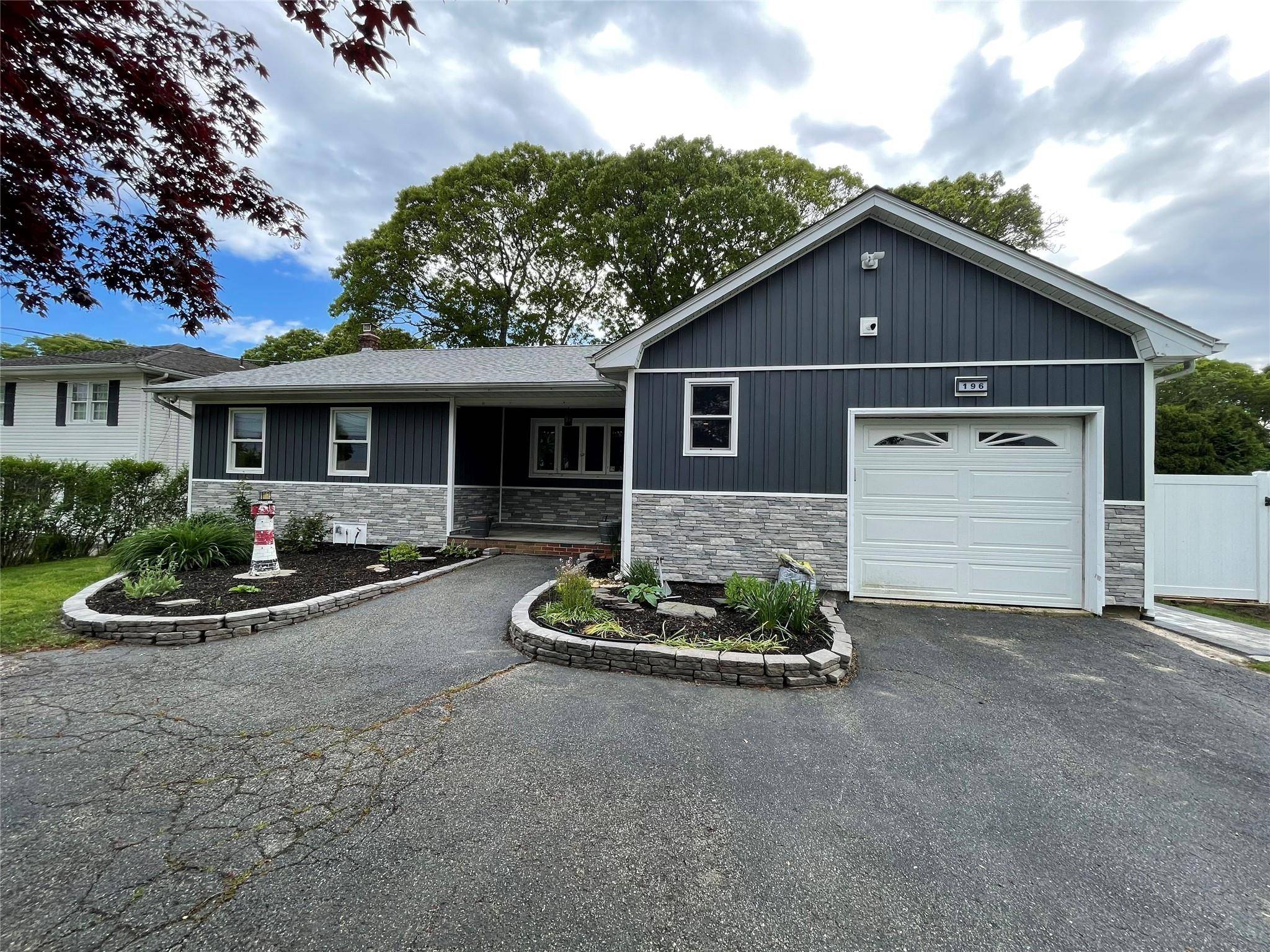 Center Moriches, NY 11934,196 Holiday BLVD