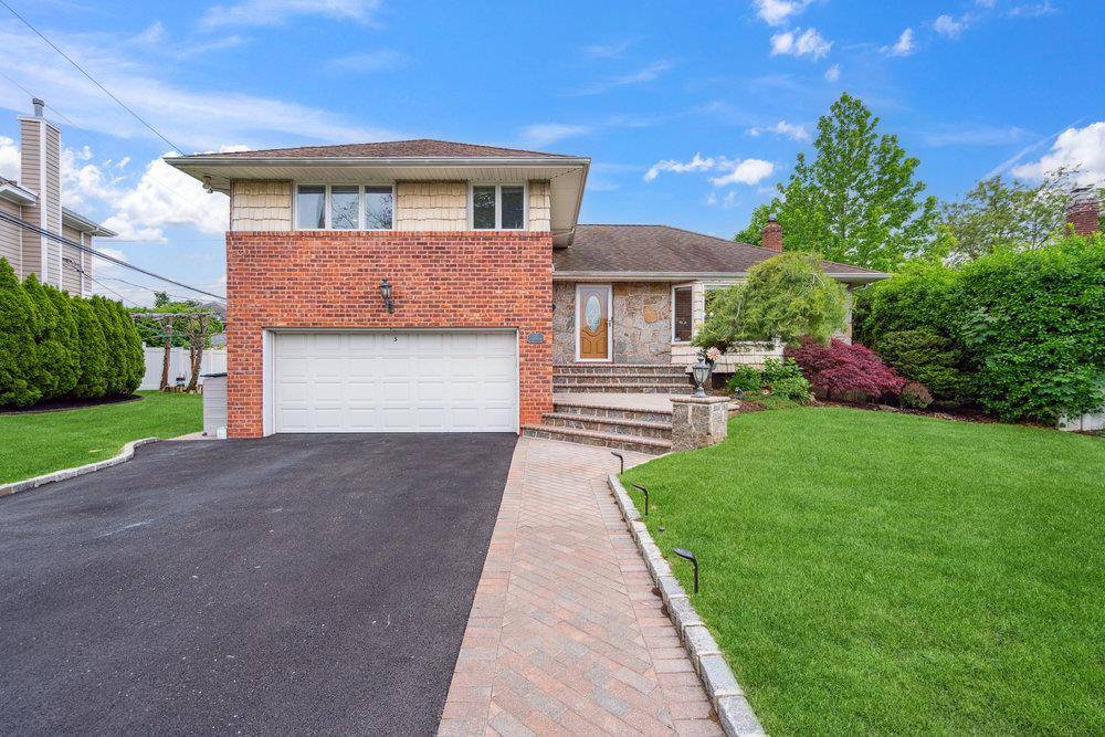 Syosset, NY 11791,5 Coventry RD