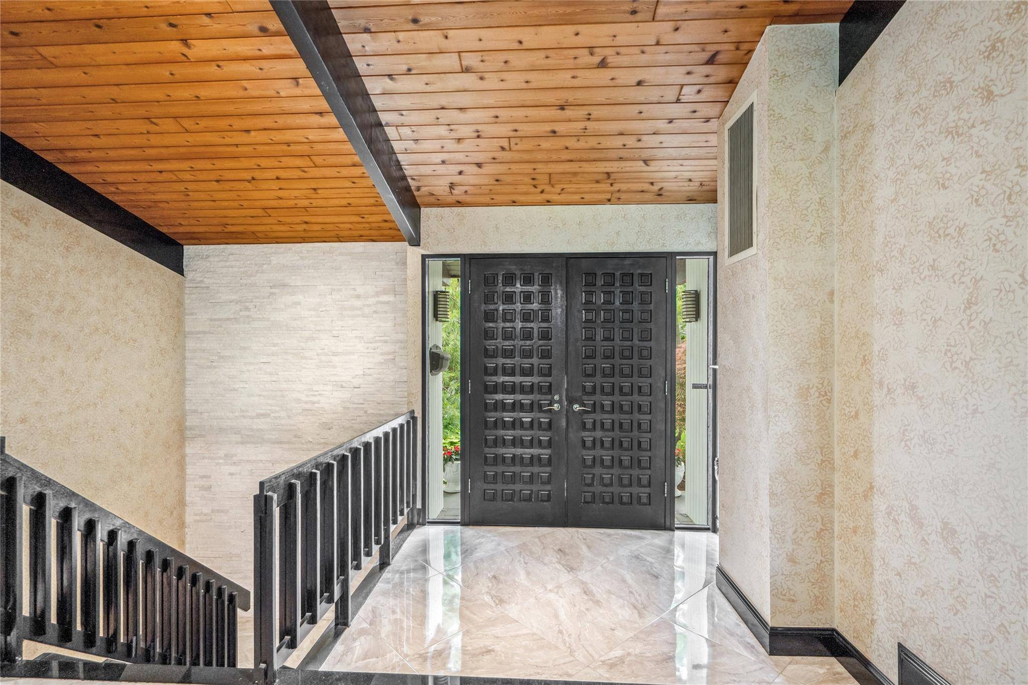 Roslyn Heights, NY 11577,27 Parkway DR