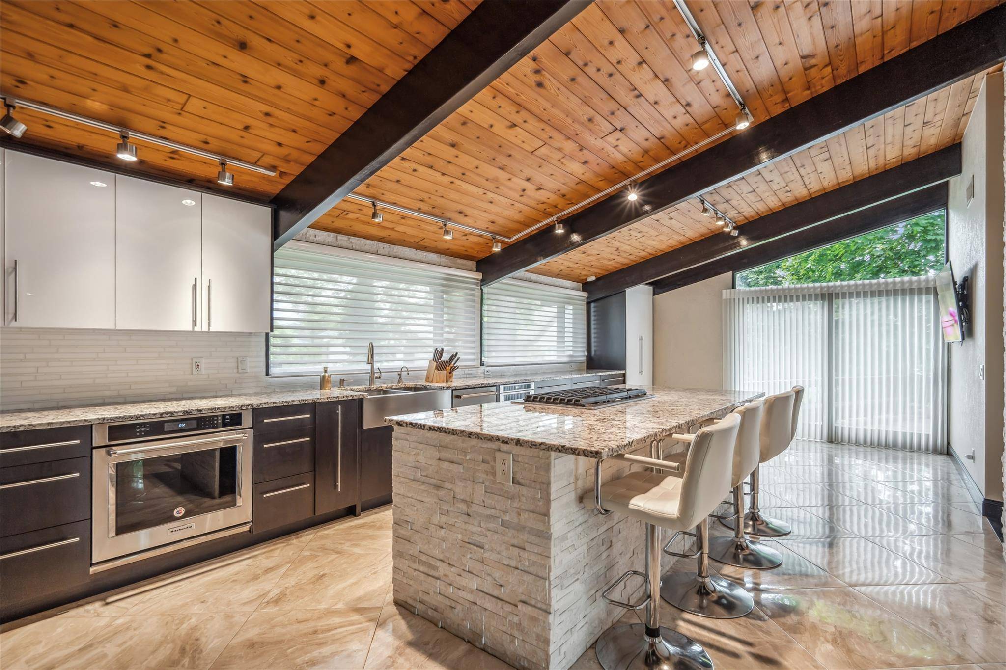 Roslyn Heights, NY 11577,27 Parkway DR