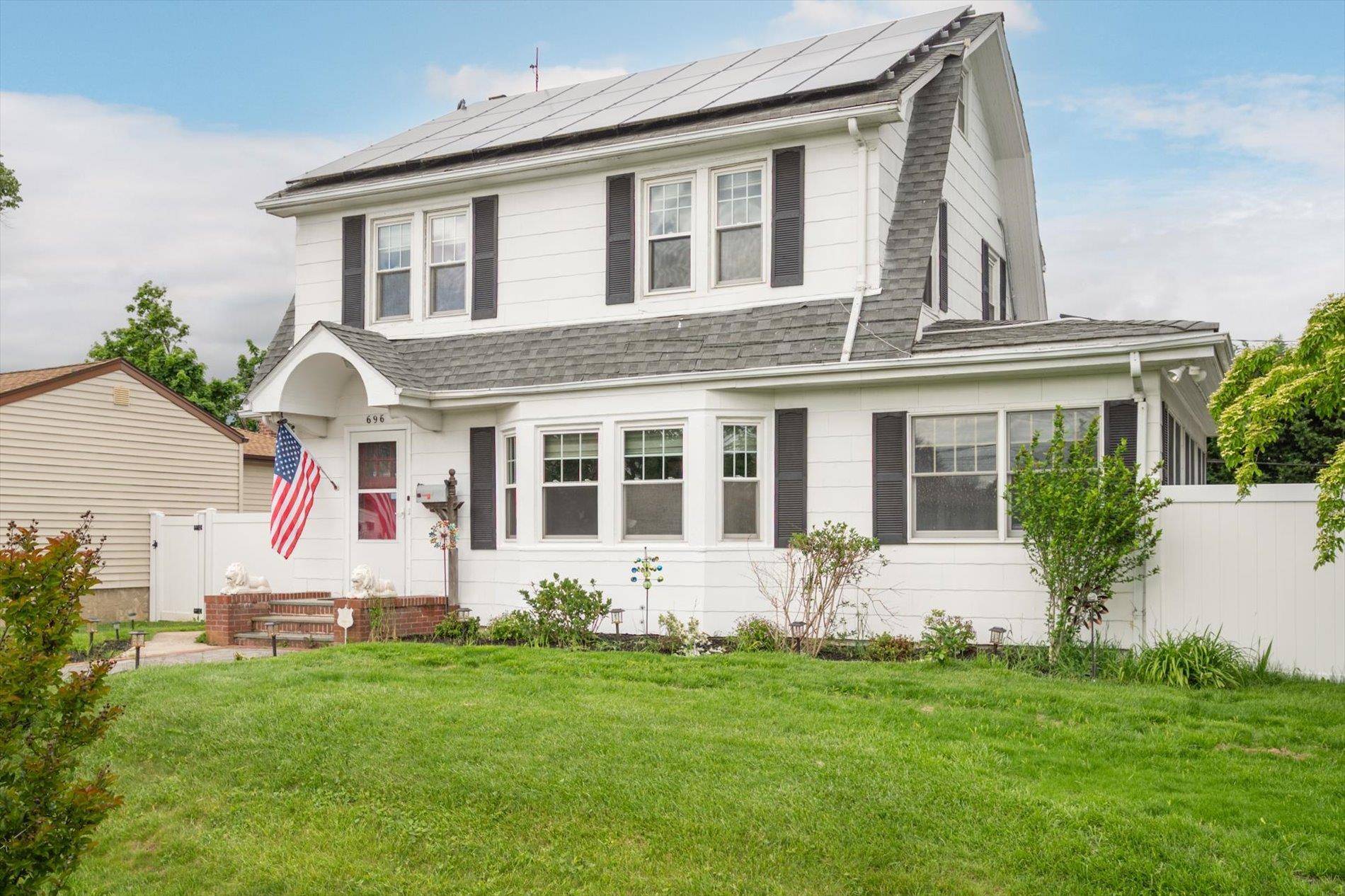 Lindenhurst, NY 11757,696 Madison AVE
