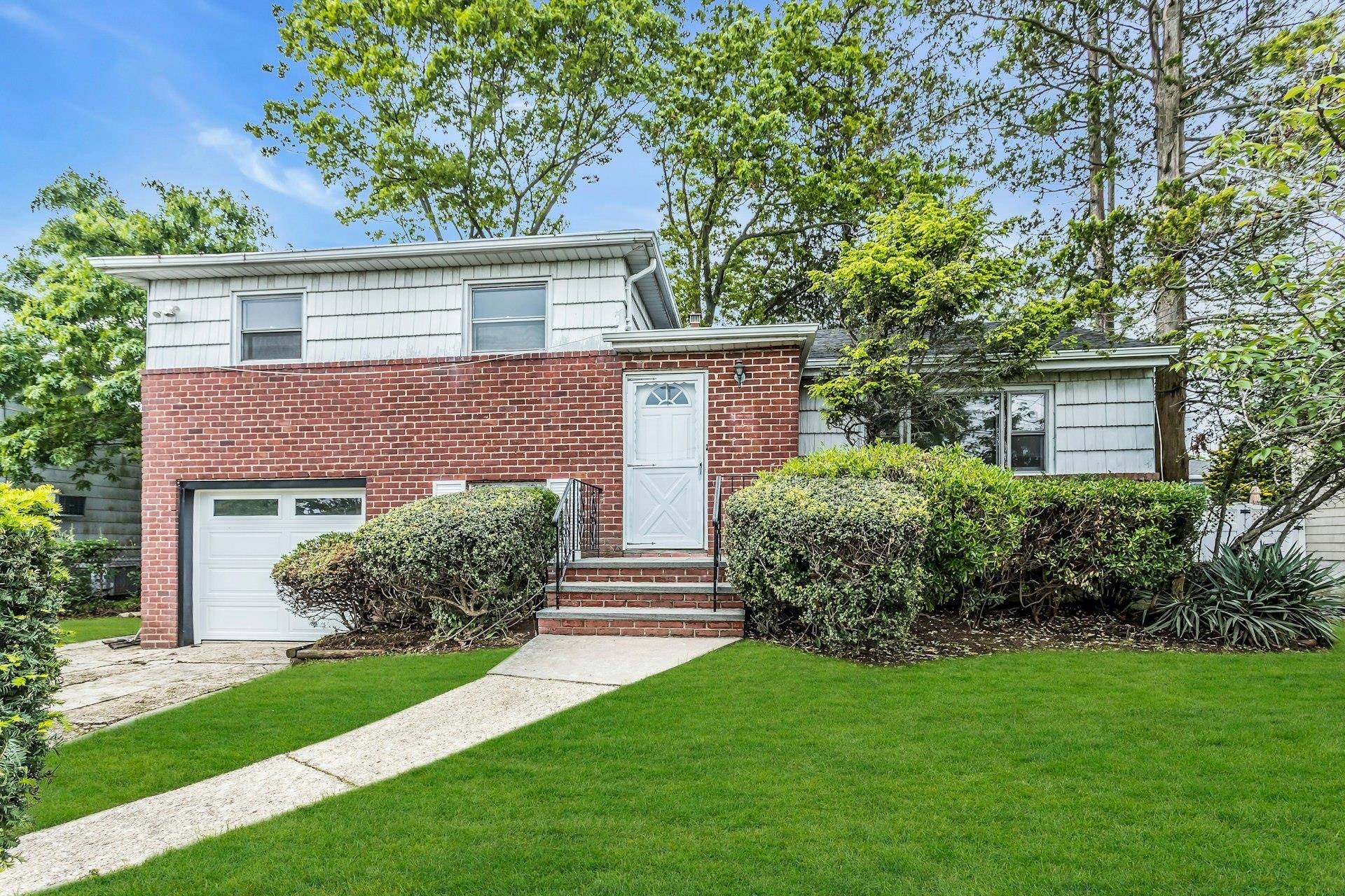 Massapequa Park, NY 11762,444 1st AVE