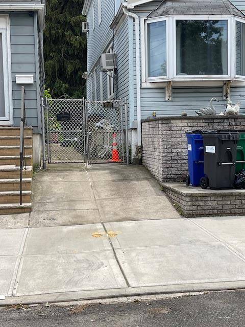 Glendale, NY 11385,65-32 80 AVE