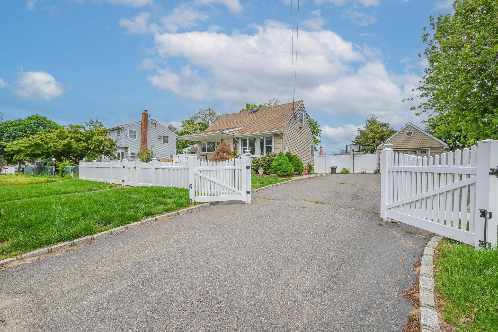 Central Islip, NY 11722,37 E Locust ST