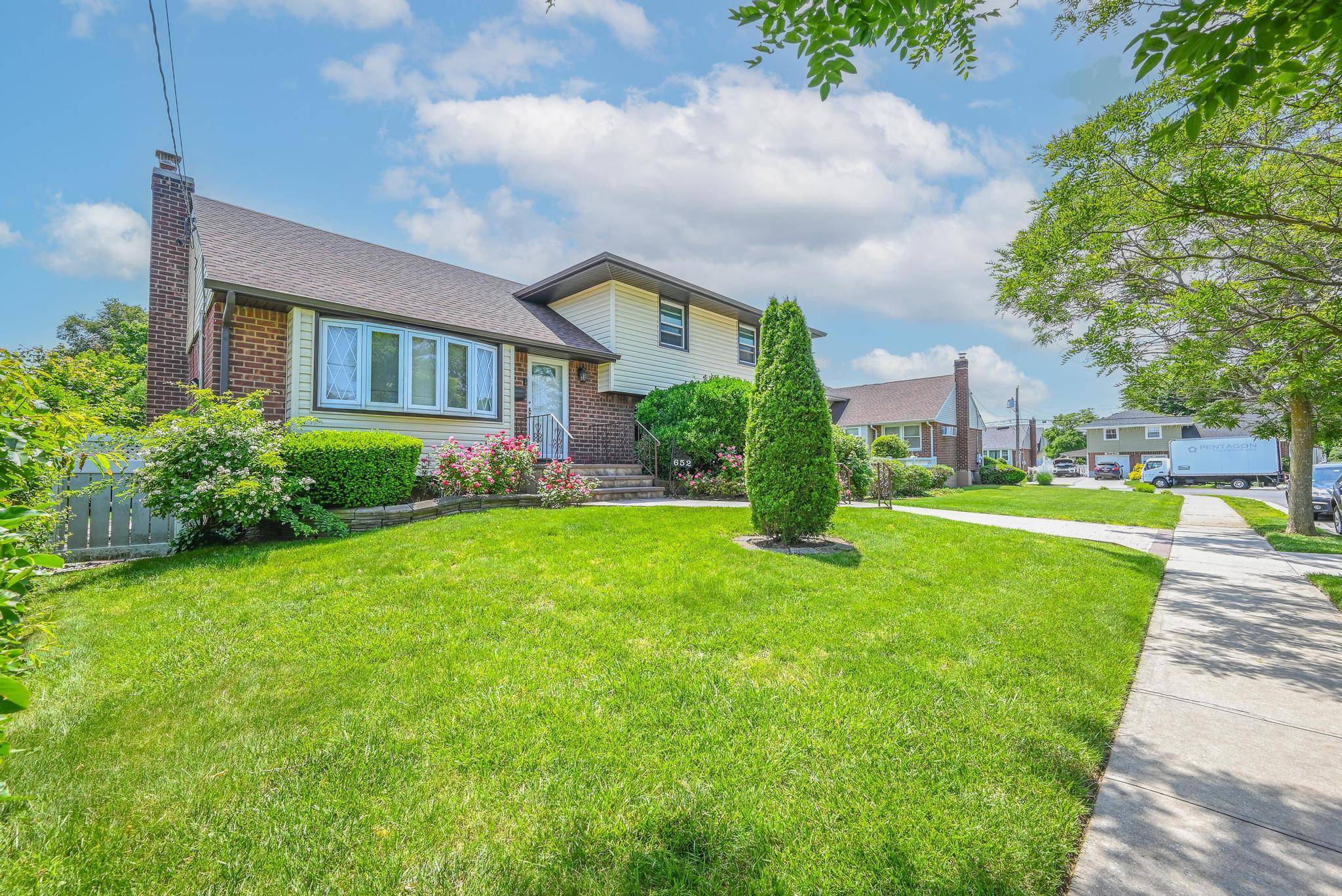 Hempstead, NY 11550,652 Shady ST