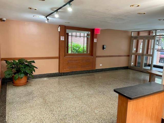 Jackson Heights, NY 11372,33-45 92 Street #4K