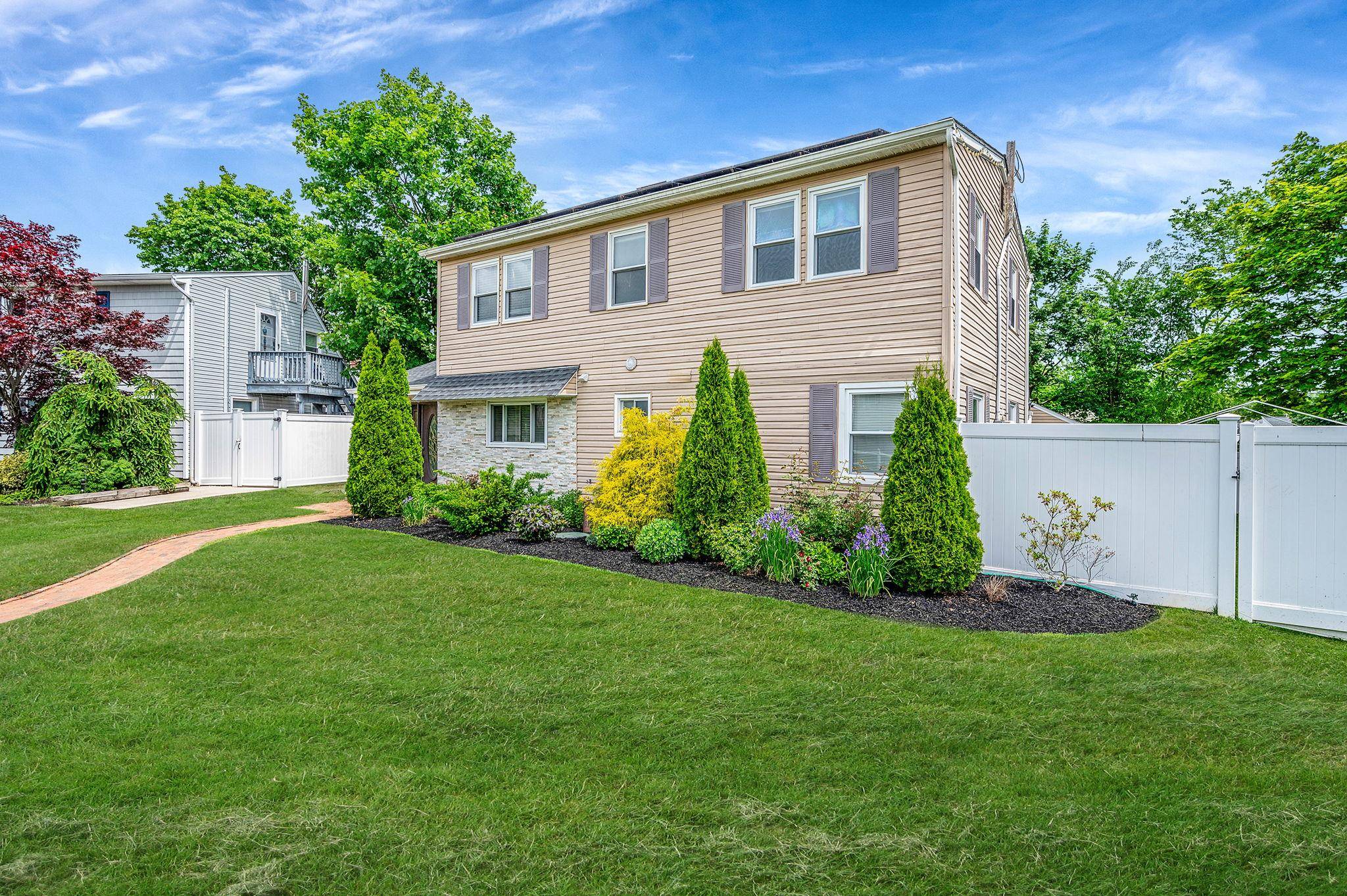 Levittown, NY 11756,49 Rainbow LN