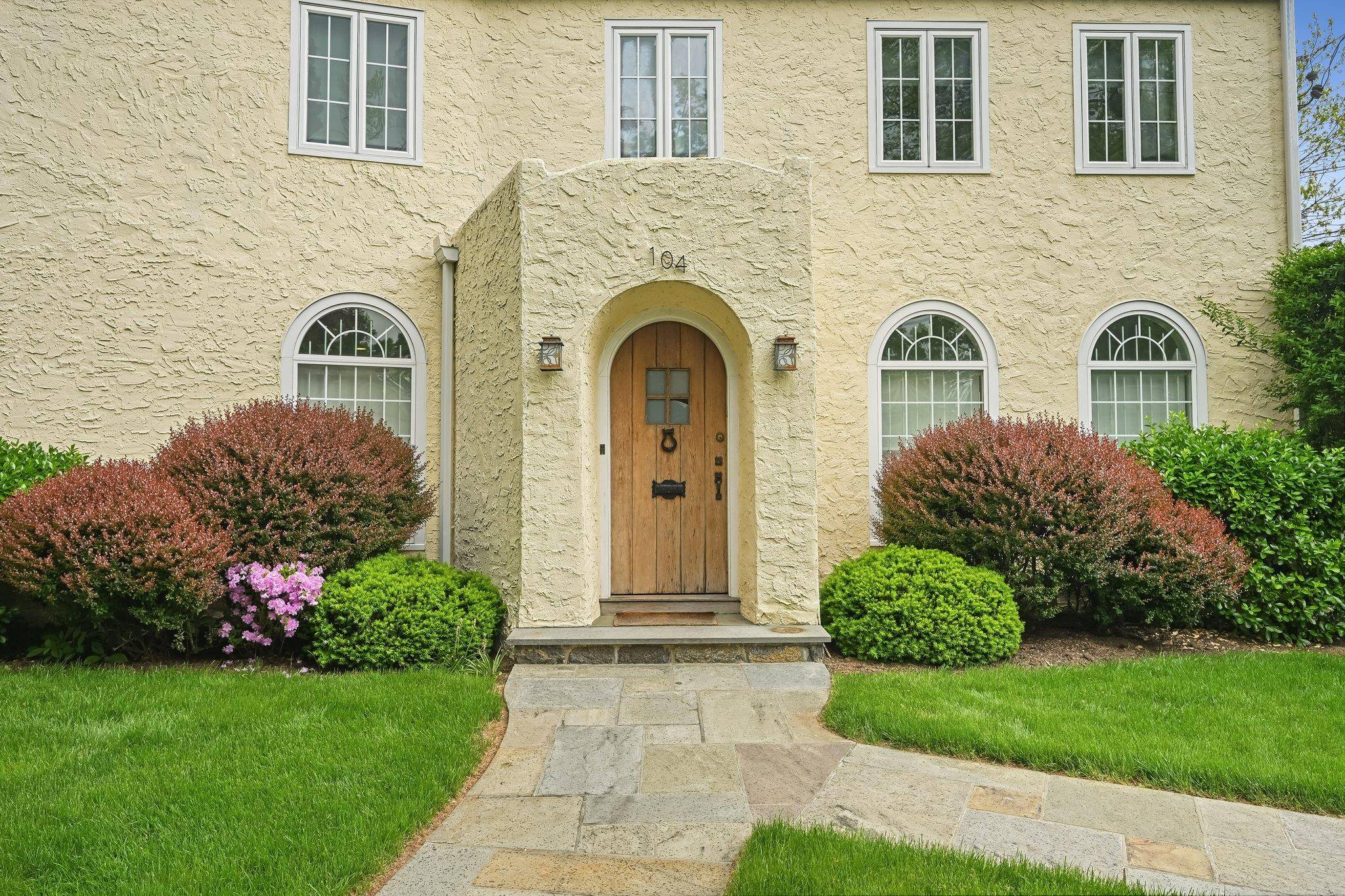 Larchmont, NY 10538,104 Edgewood AVE