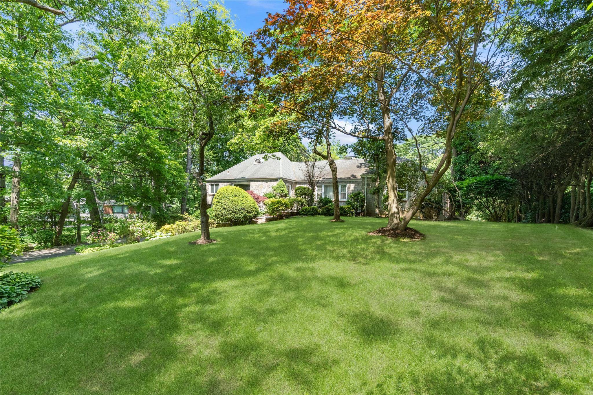 Roslyn Estates, NY 11576,49 The Birches