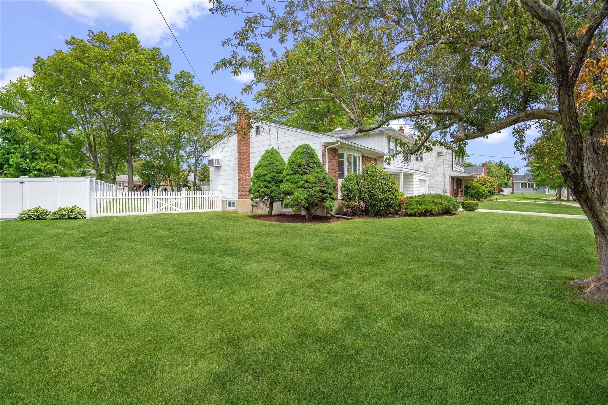 Massapequa Park, NY 11762,6 Poppy DR