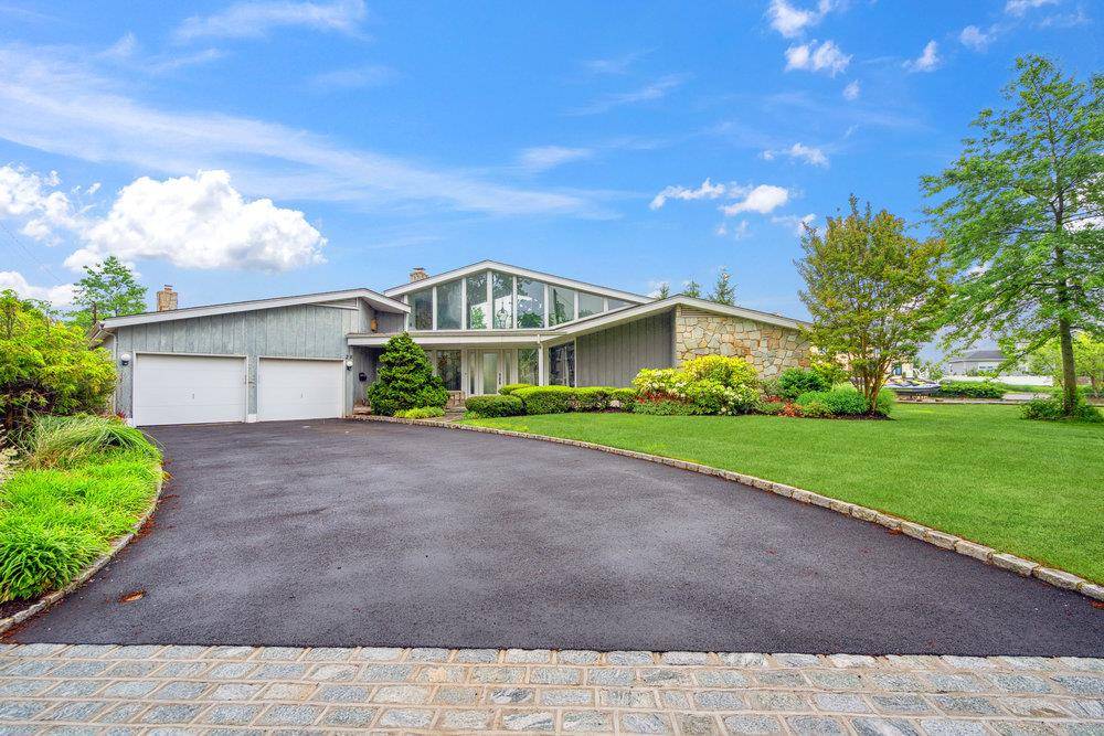 Babylon, NY 11702,28 DEERINGWOOD LN