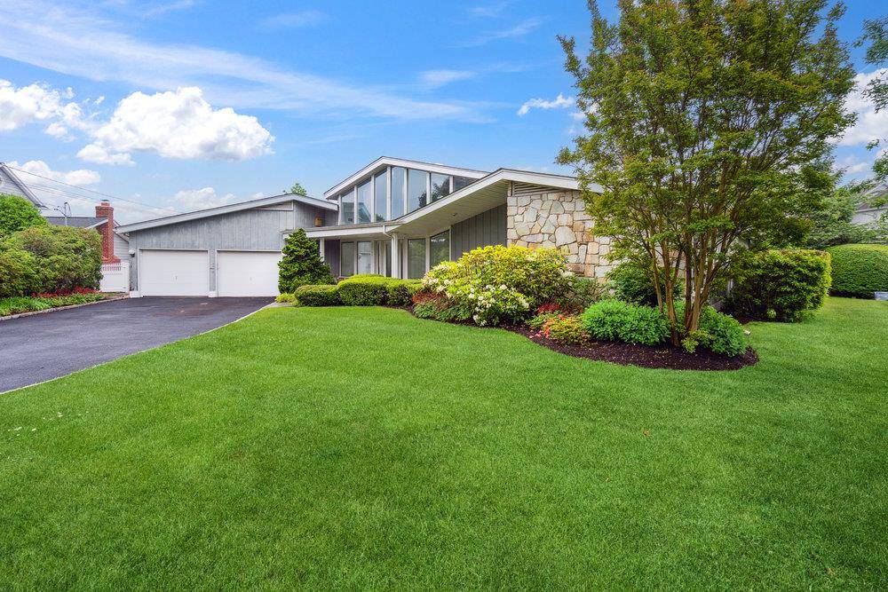 Babylon, NY 11702,28 DEERINGWOOD LN