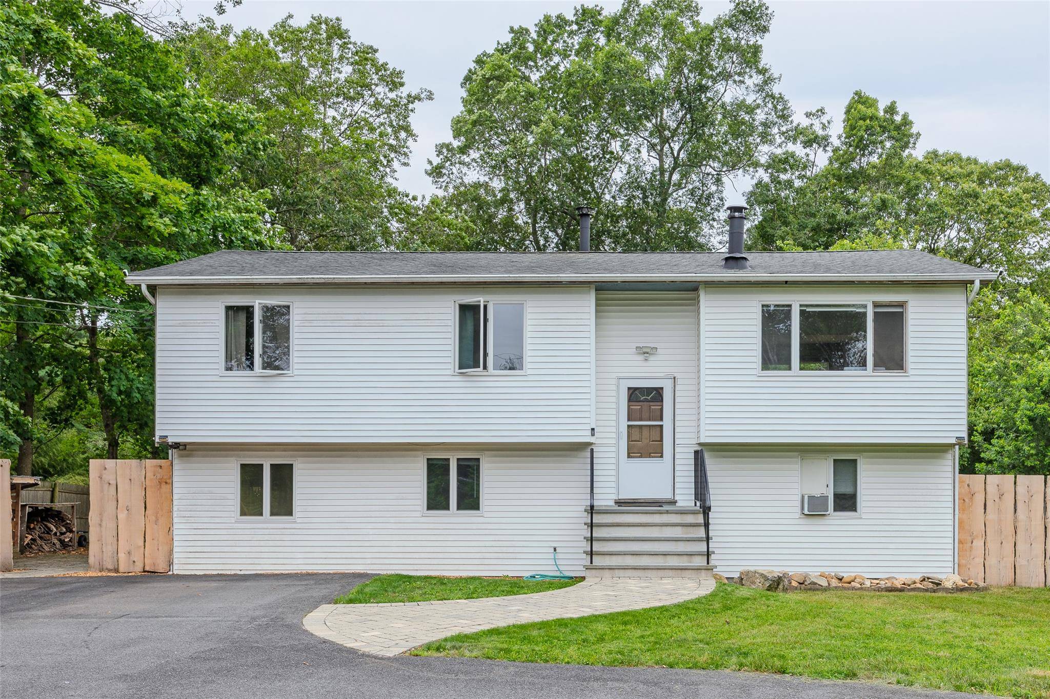 Middle Island, NY 11953,112 Middle Island BLVD