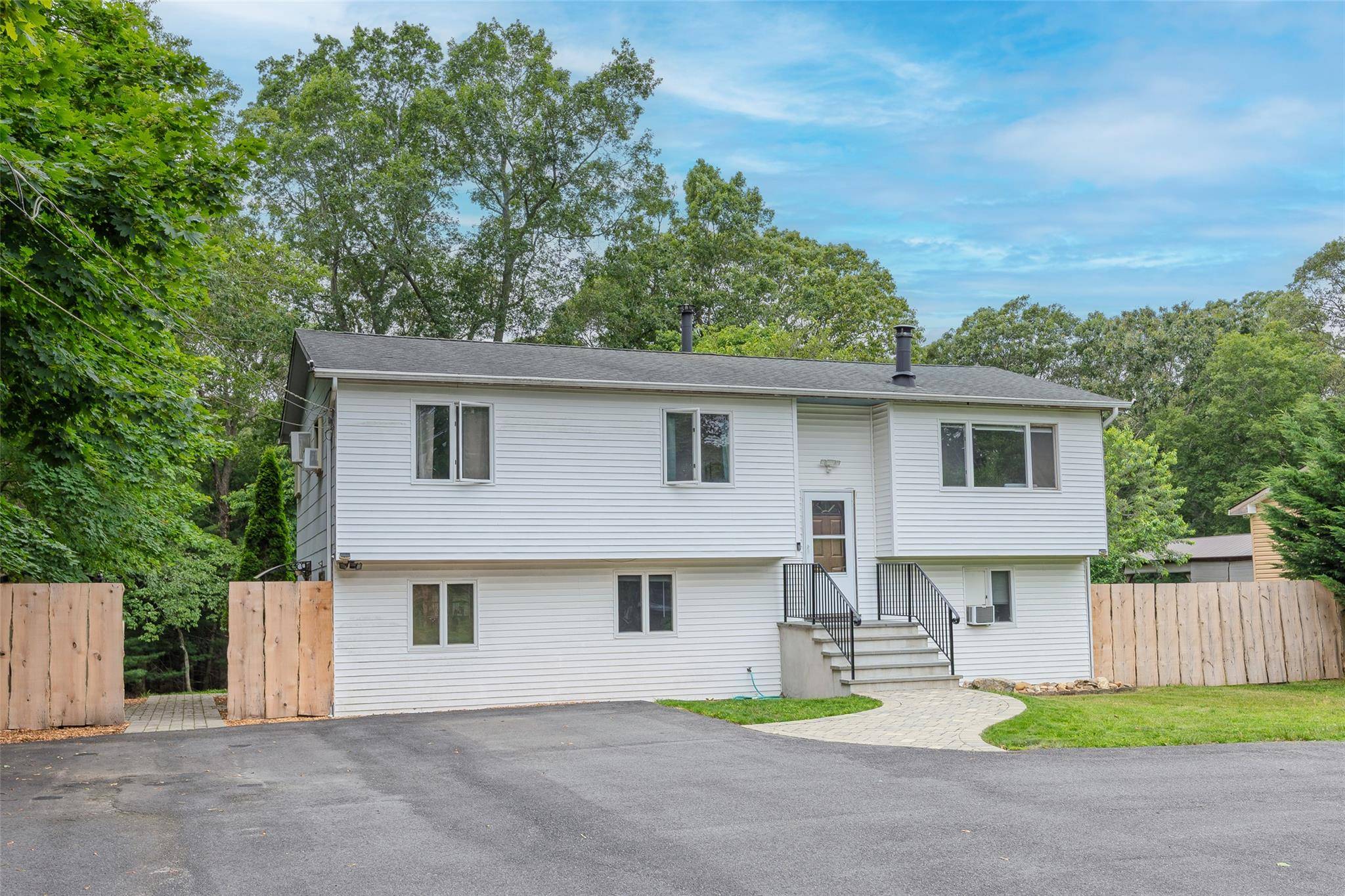 Middle Island, NY 11953,112 Middle Island BLVD