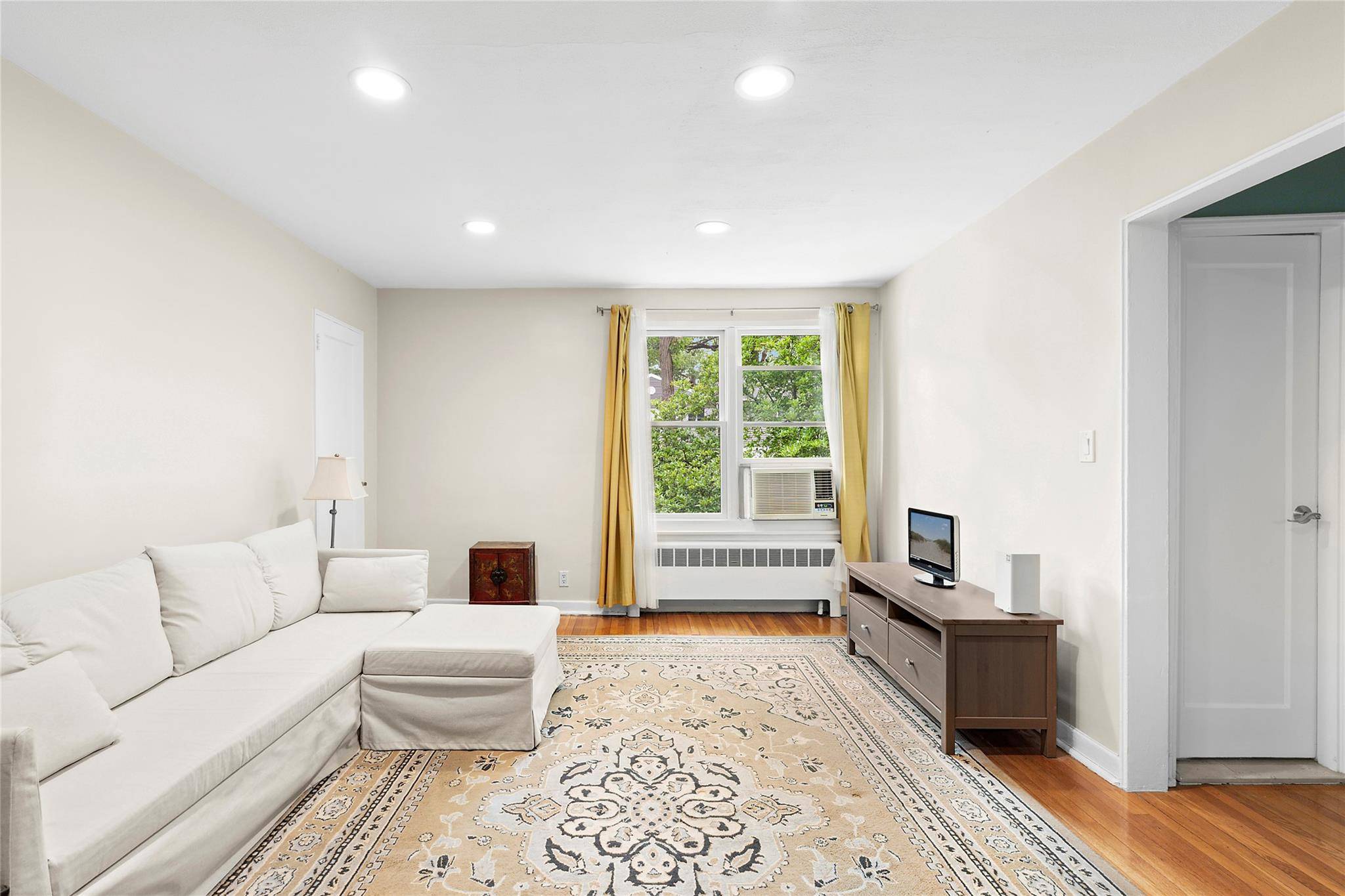 Glen Cove, NY 11542,82U Glen Keith RD #82U