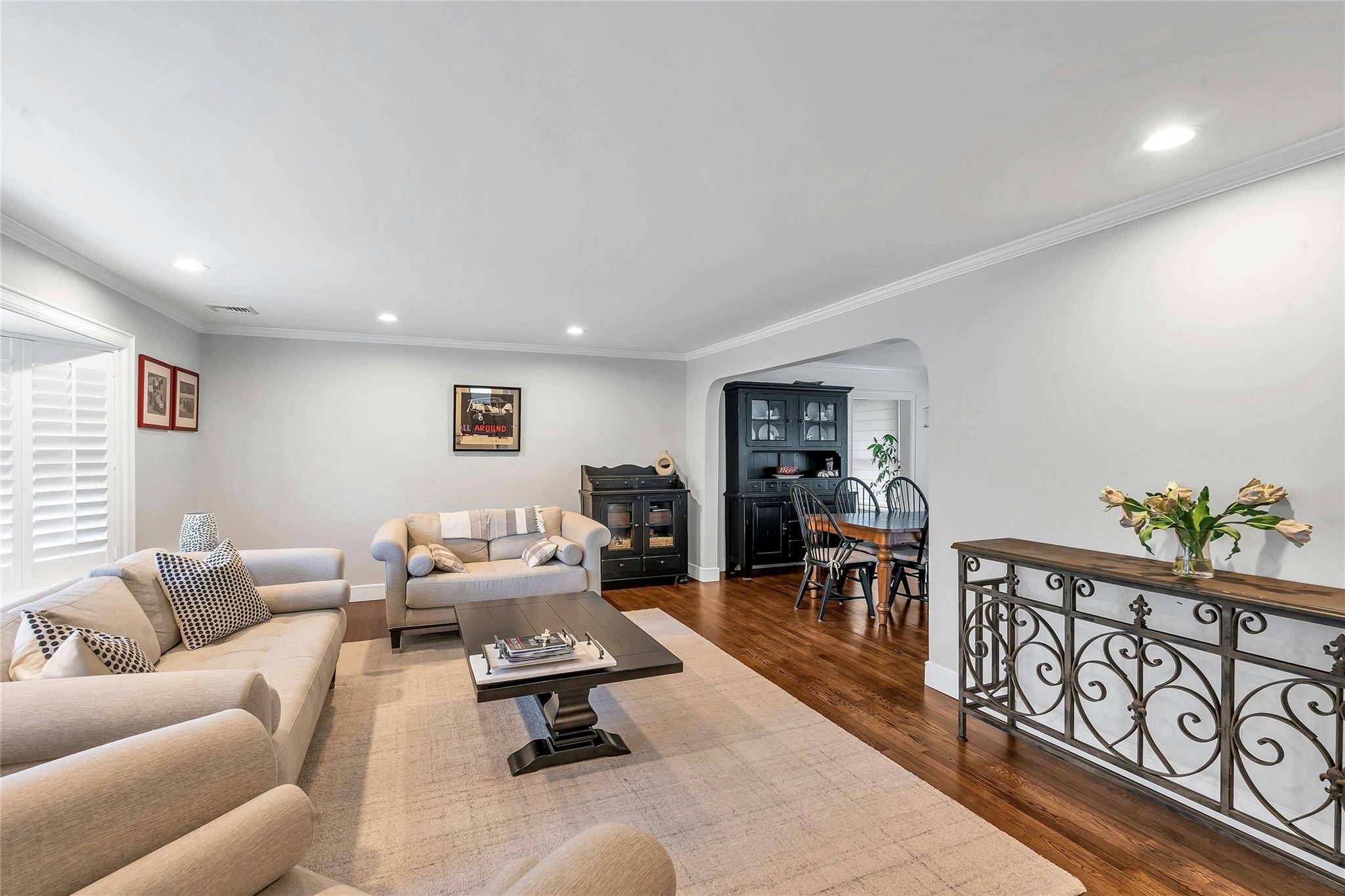 Roslyn, NY 11576,45 Pool DR