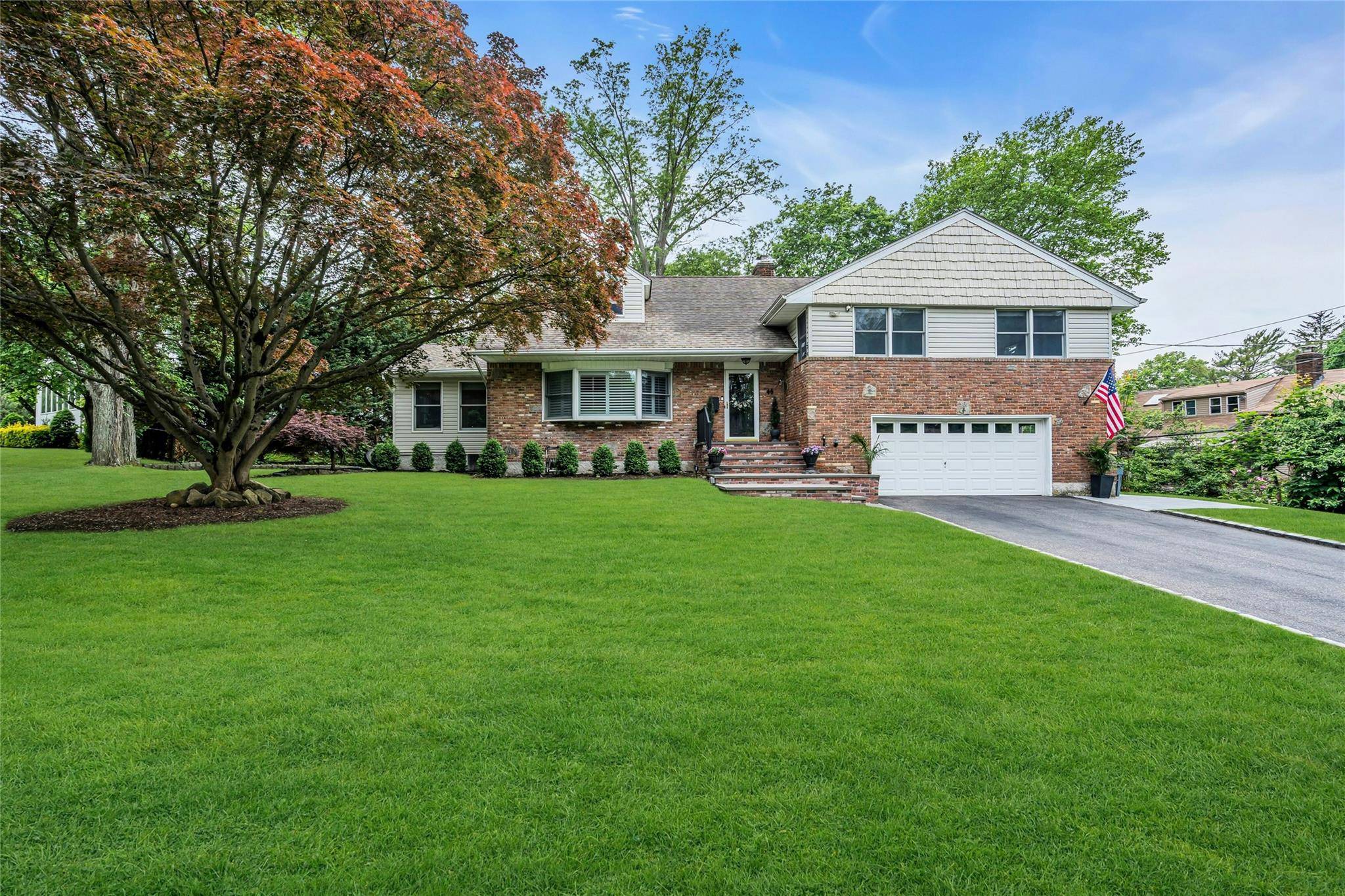 Roslyn, NY 11576,45 Pool DR
