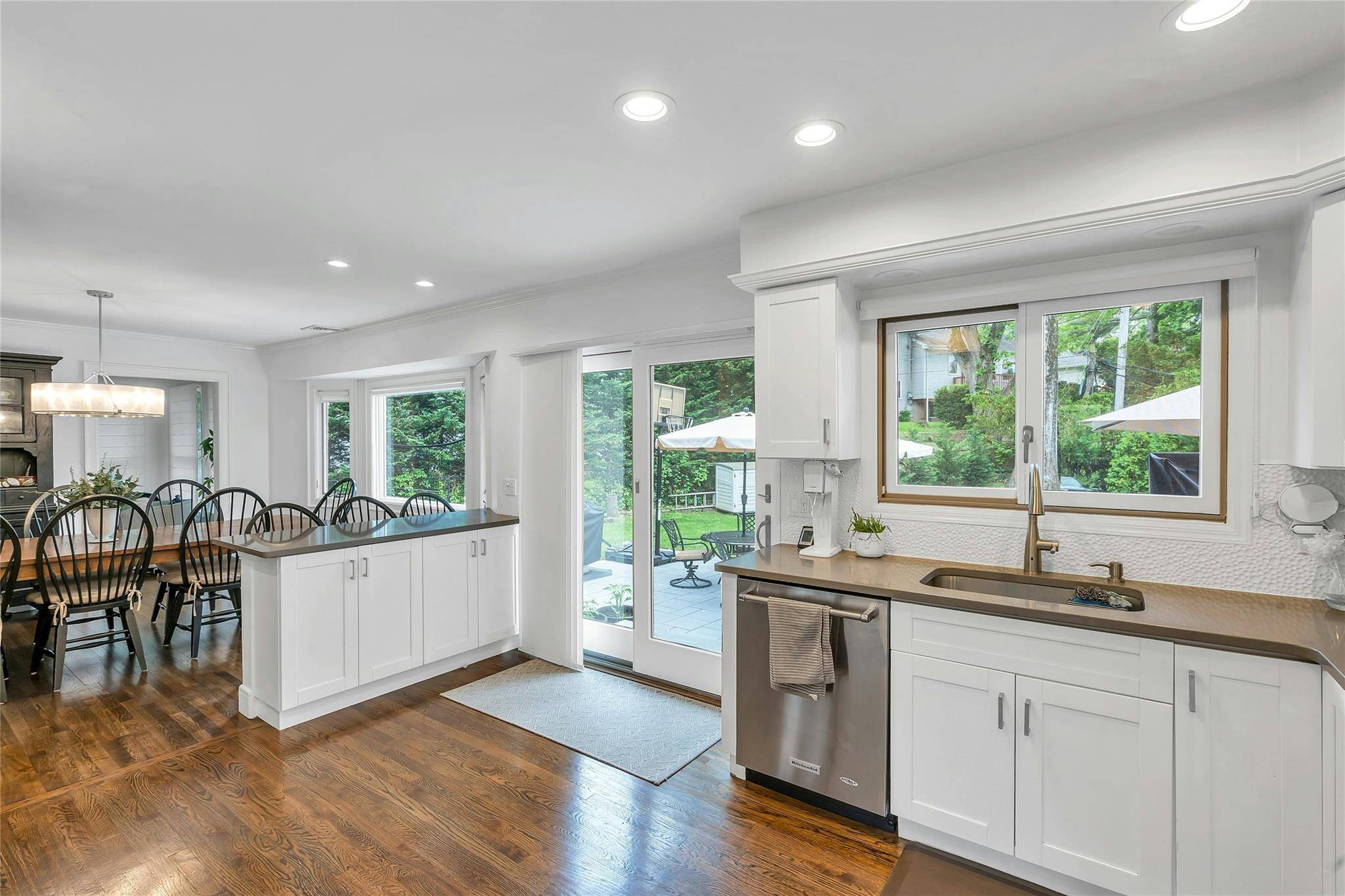 Roslyn, NY 11576,45 Pool DR