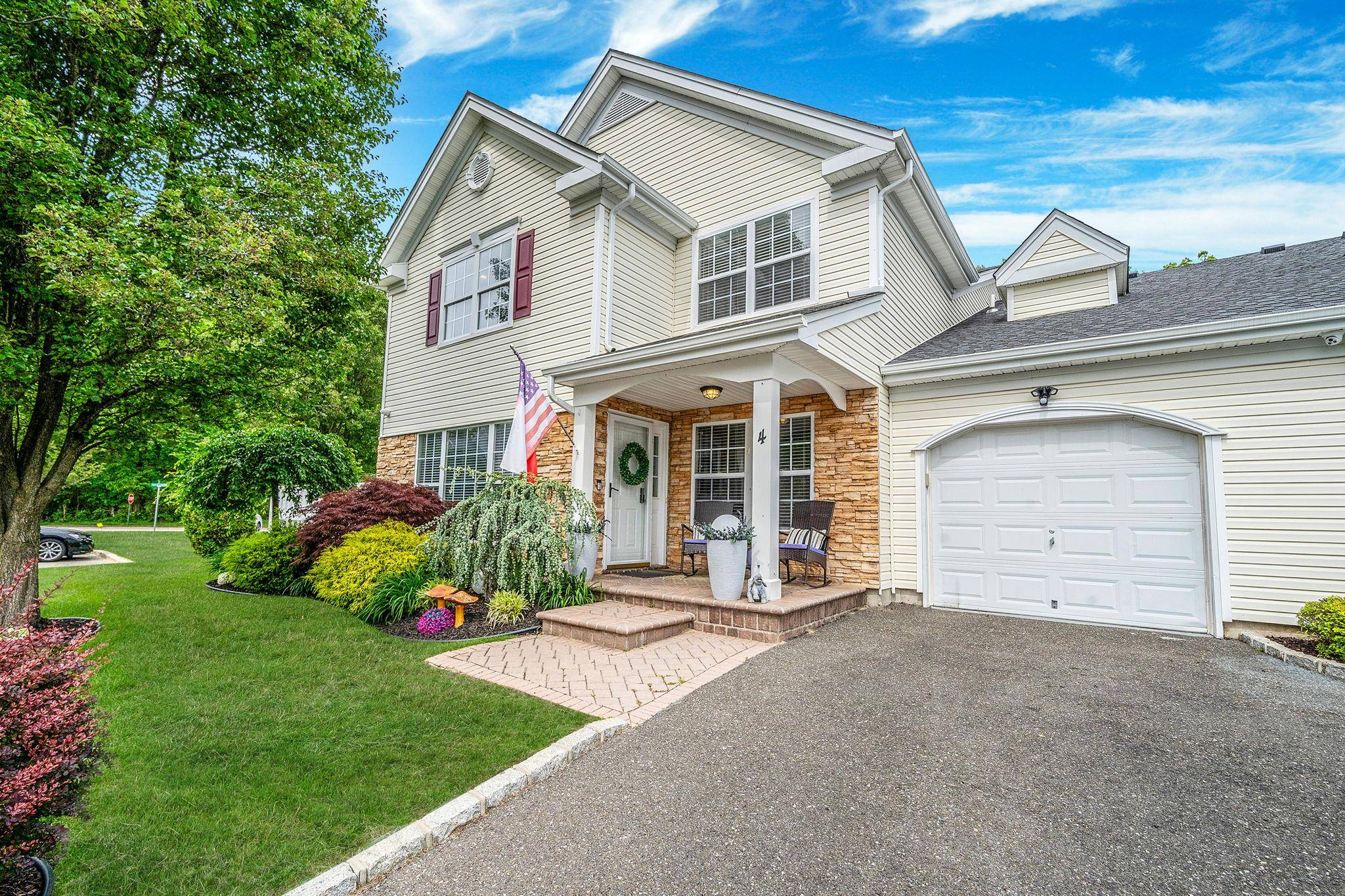 Middle Island, NY 11953,4 Cari LN