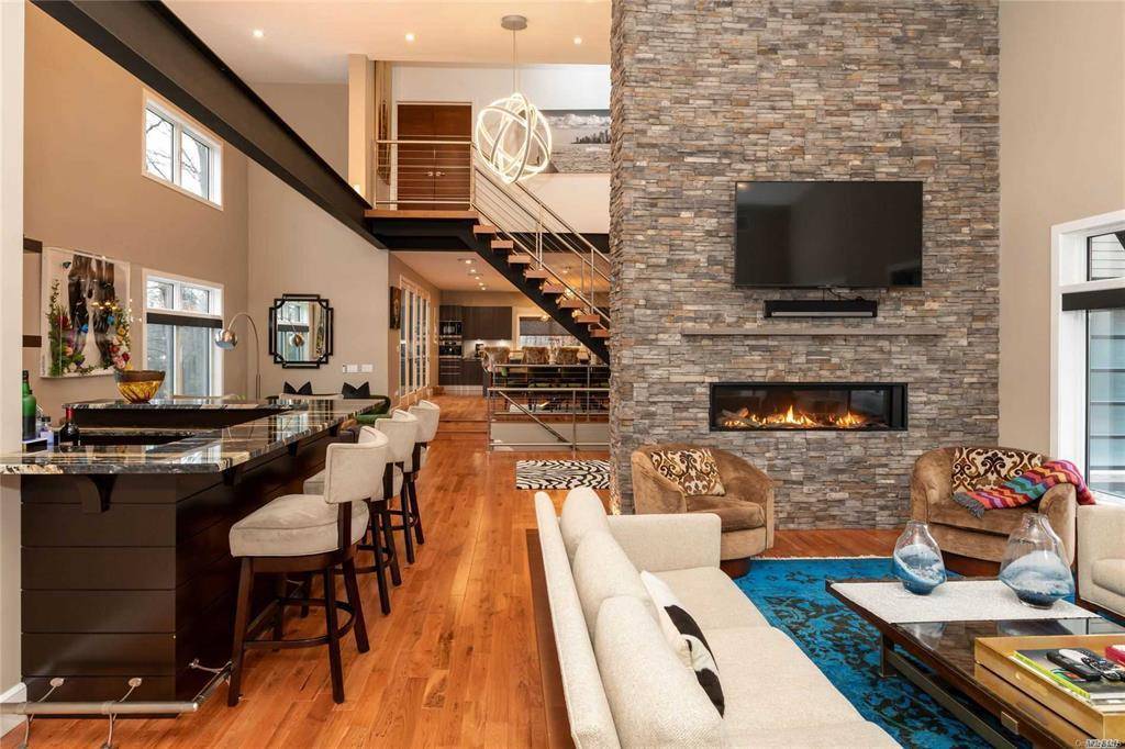 Locust Valley, NY 11560,5 Parish DR