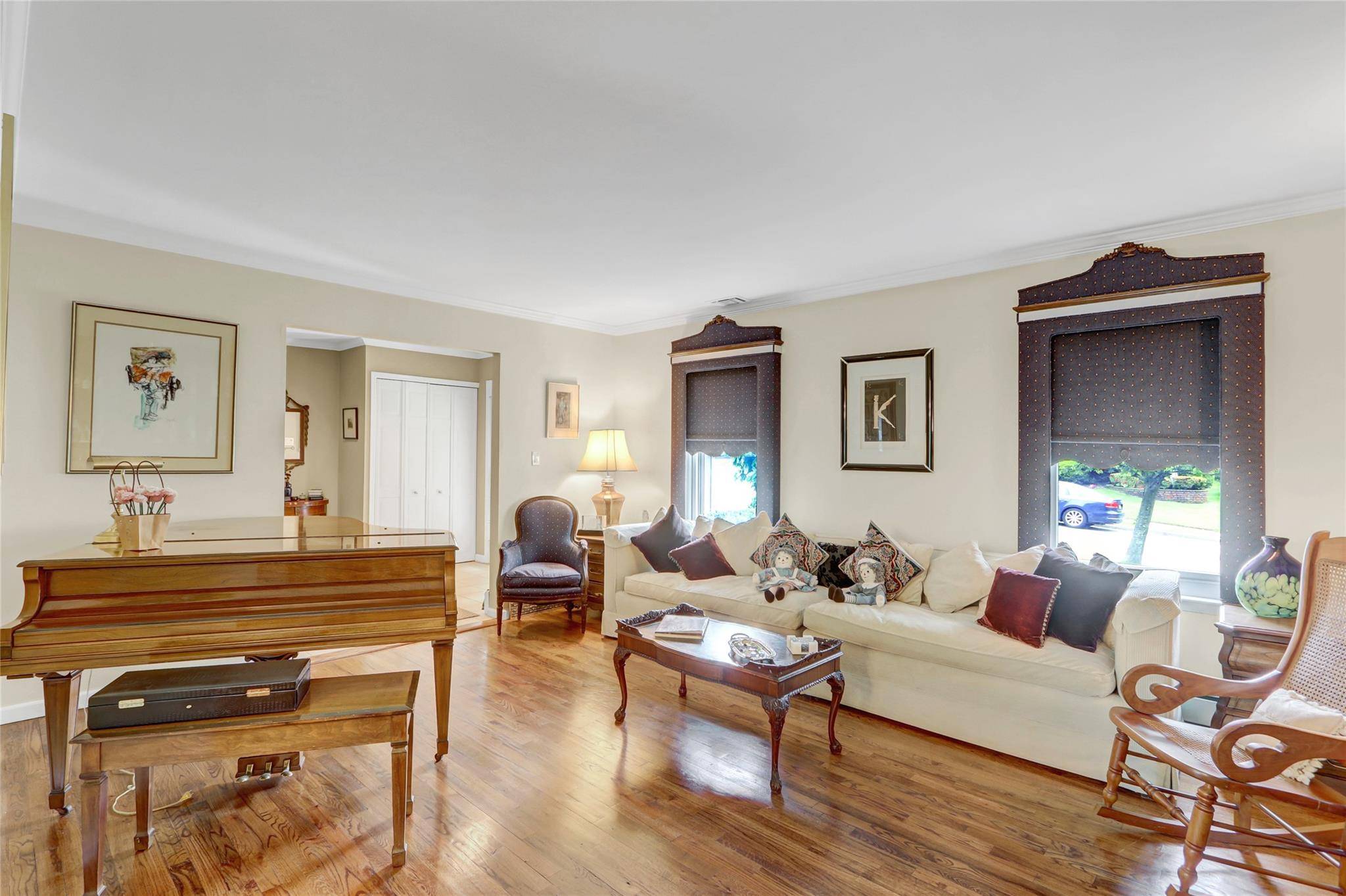 Syosset, NY 11791,77 Barry LN