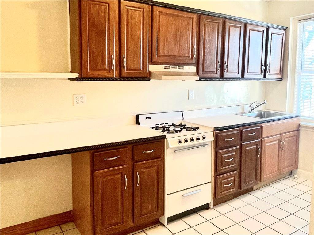 Pelham, NY 10803,88 Lincoln AVE #2G