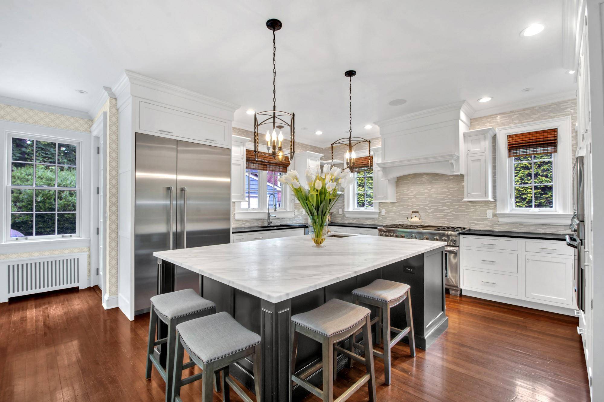 Manhasset, NY 11030,7 Middle DR