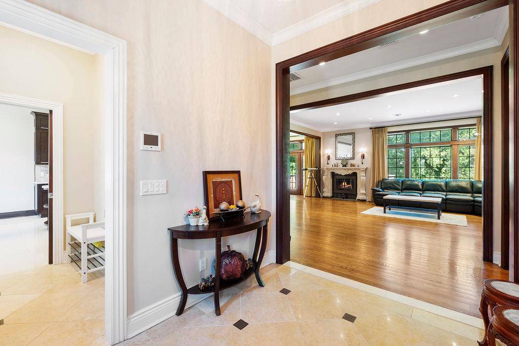 Great Neck, NY 11020,23 TANNERS RD