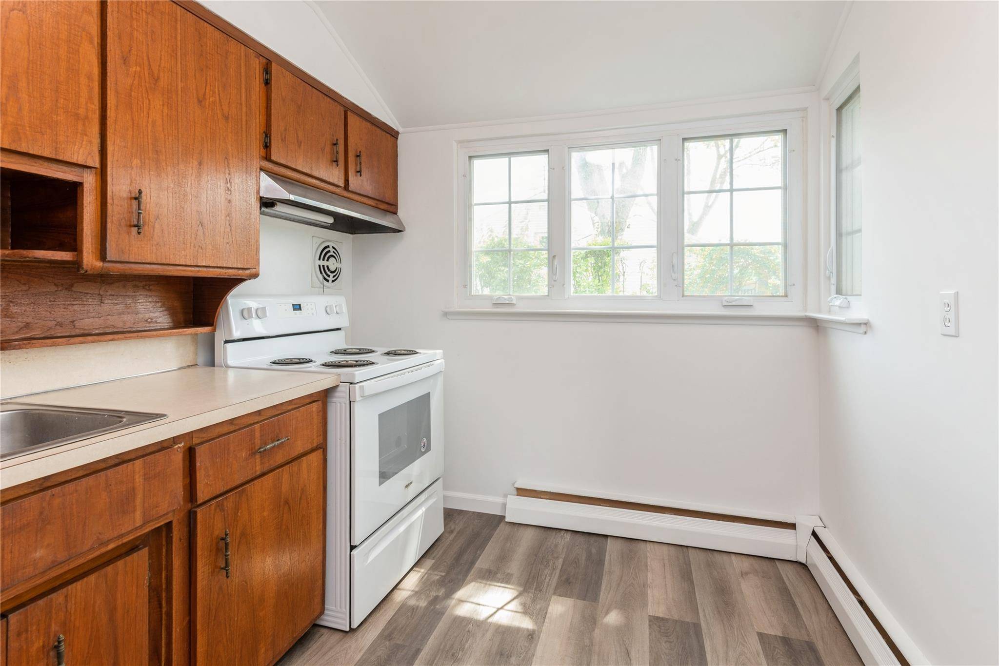 Massapequa Park, NY 11762,233 Violet ST