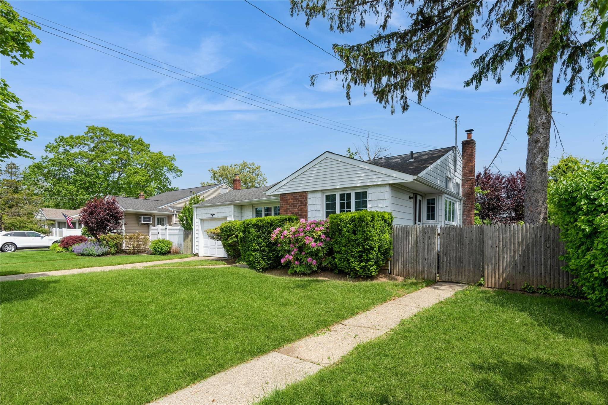 Massapequa Park, NY 11762,233 Violet ST