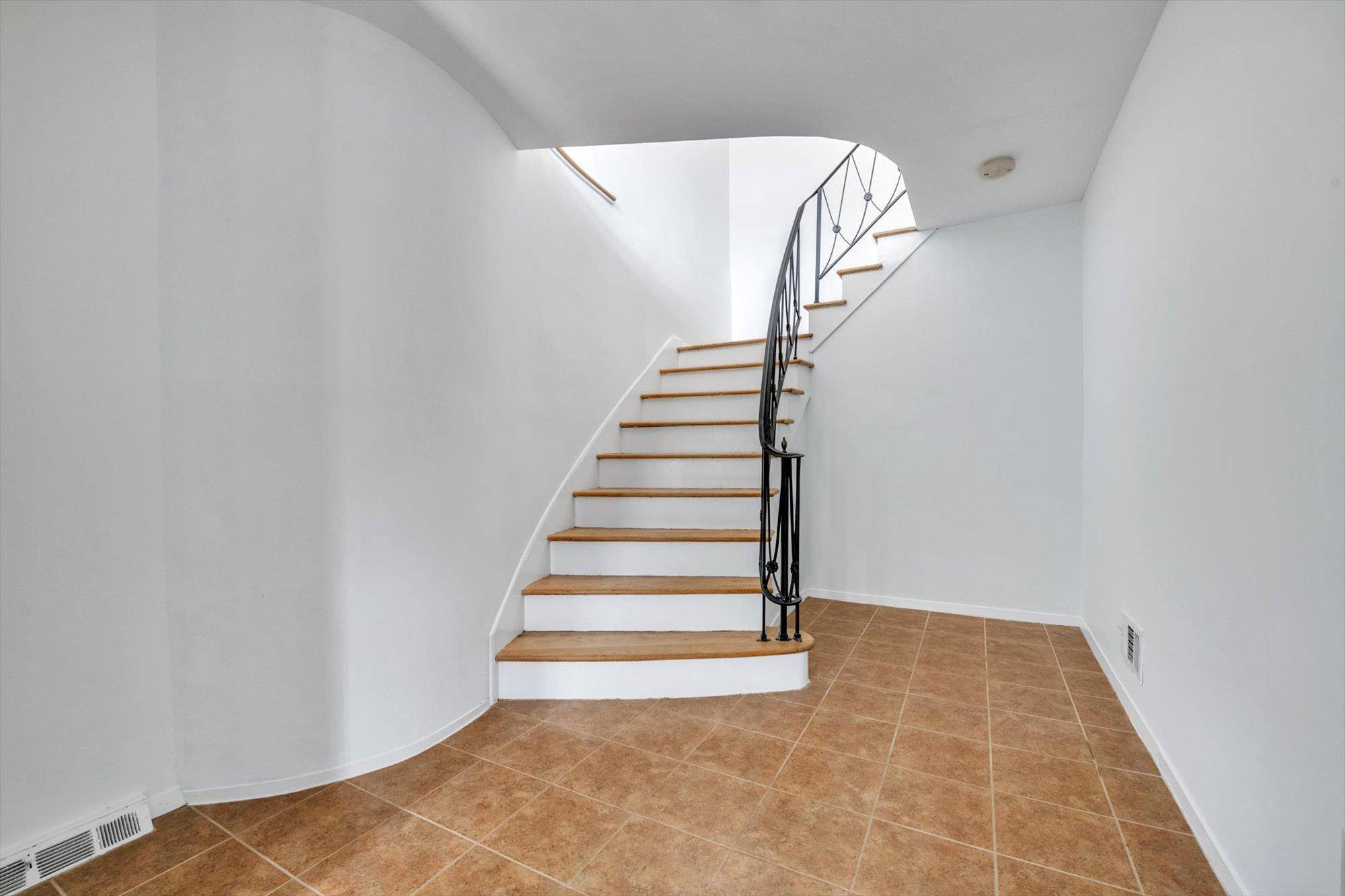 Bayside, NY 11360,214-17 15th AVE #2nd Fl