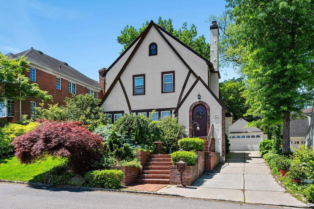 Bayside, NY 11361,37-22 223rd ST