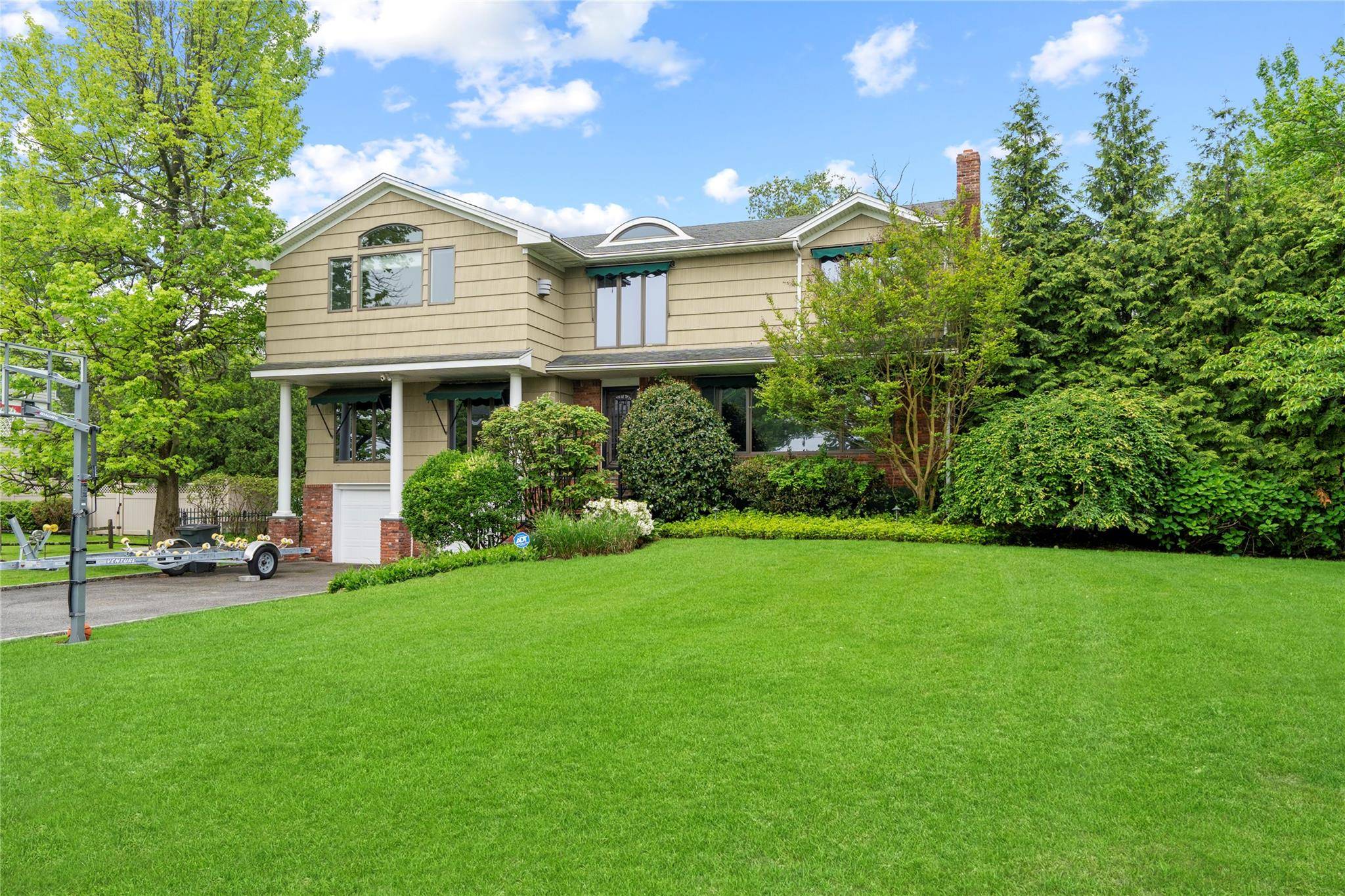 Glen Cove, NY 11542,16 Eastland DR