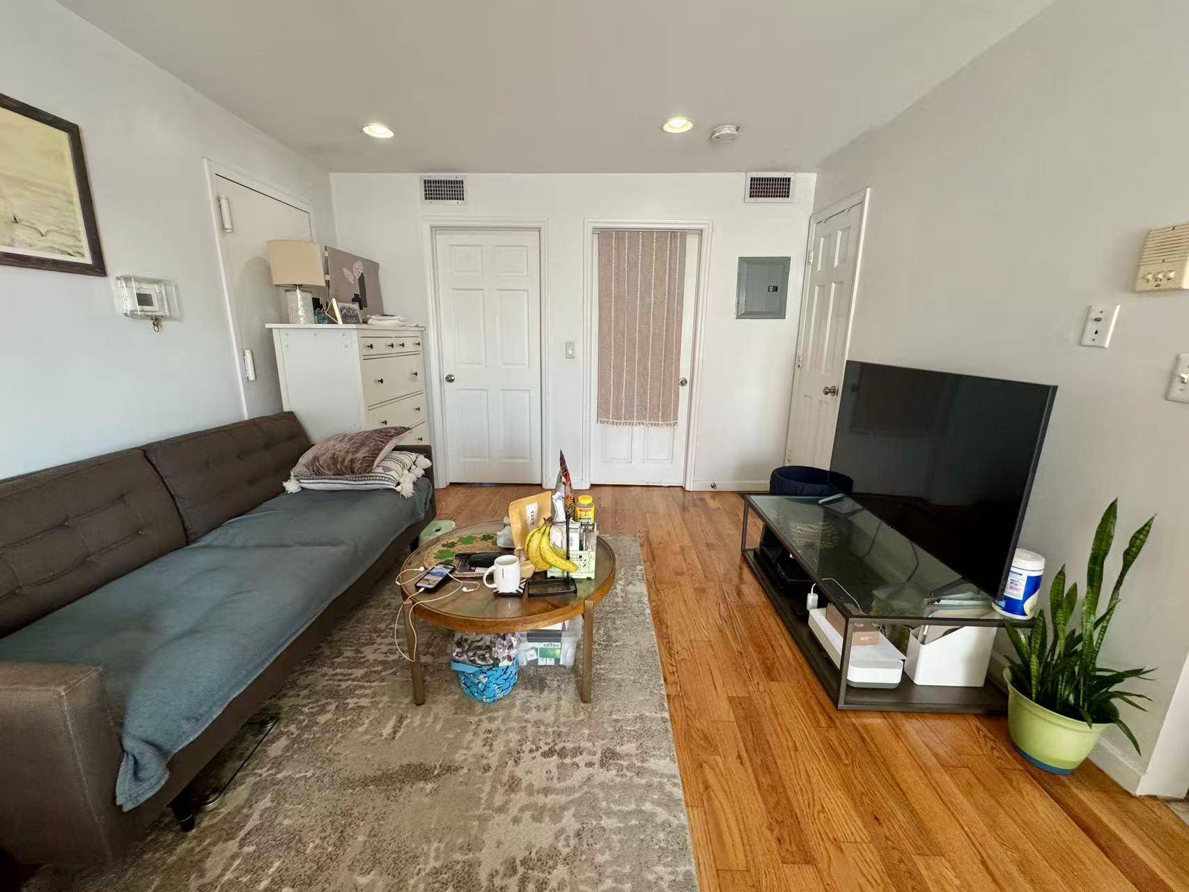 Corona, NY 11368,103-02 42nd Ave #4D