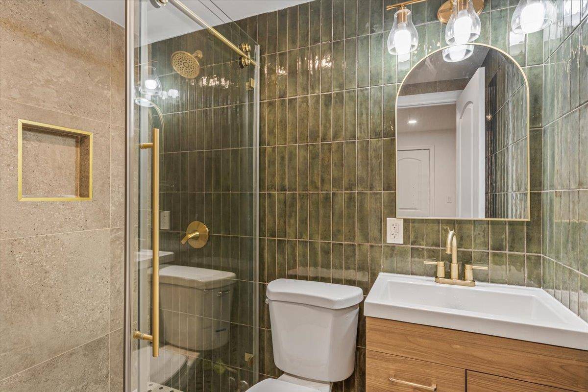 Brooklyn, NY 11221,593 Van Buren ST