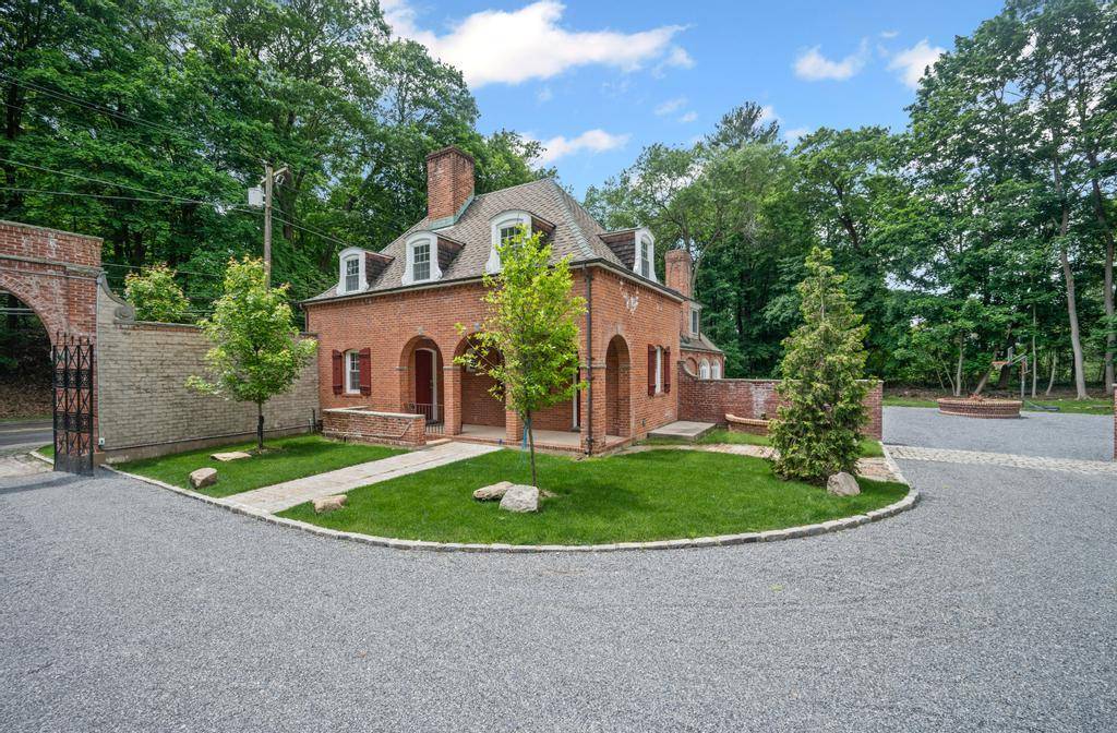 Muttontown, NY 11545,22 Brookville RD