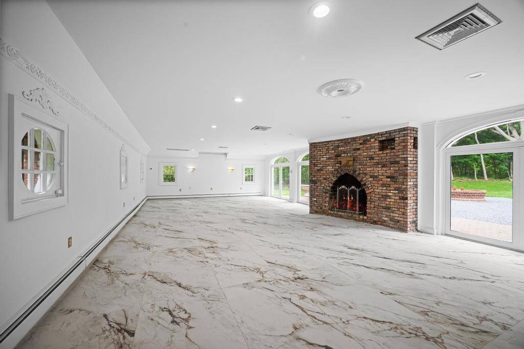 Muttontown, NY 11545,22 Brookville RD